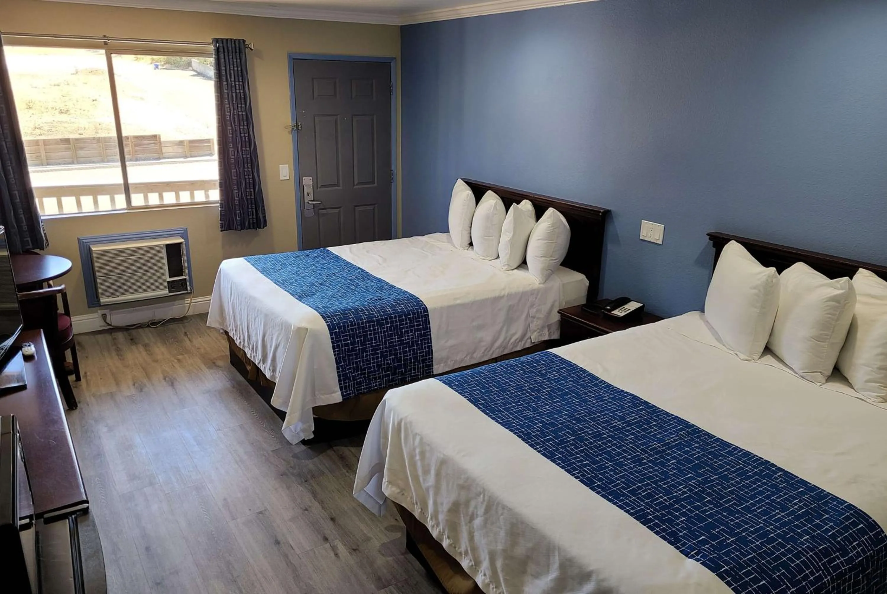 Photo of the whole room, Bed in Travelodge by Wyndham Clearlake