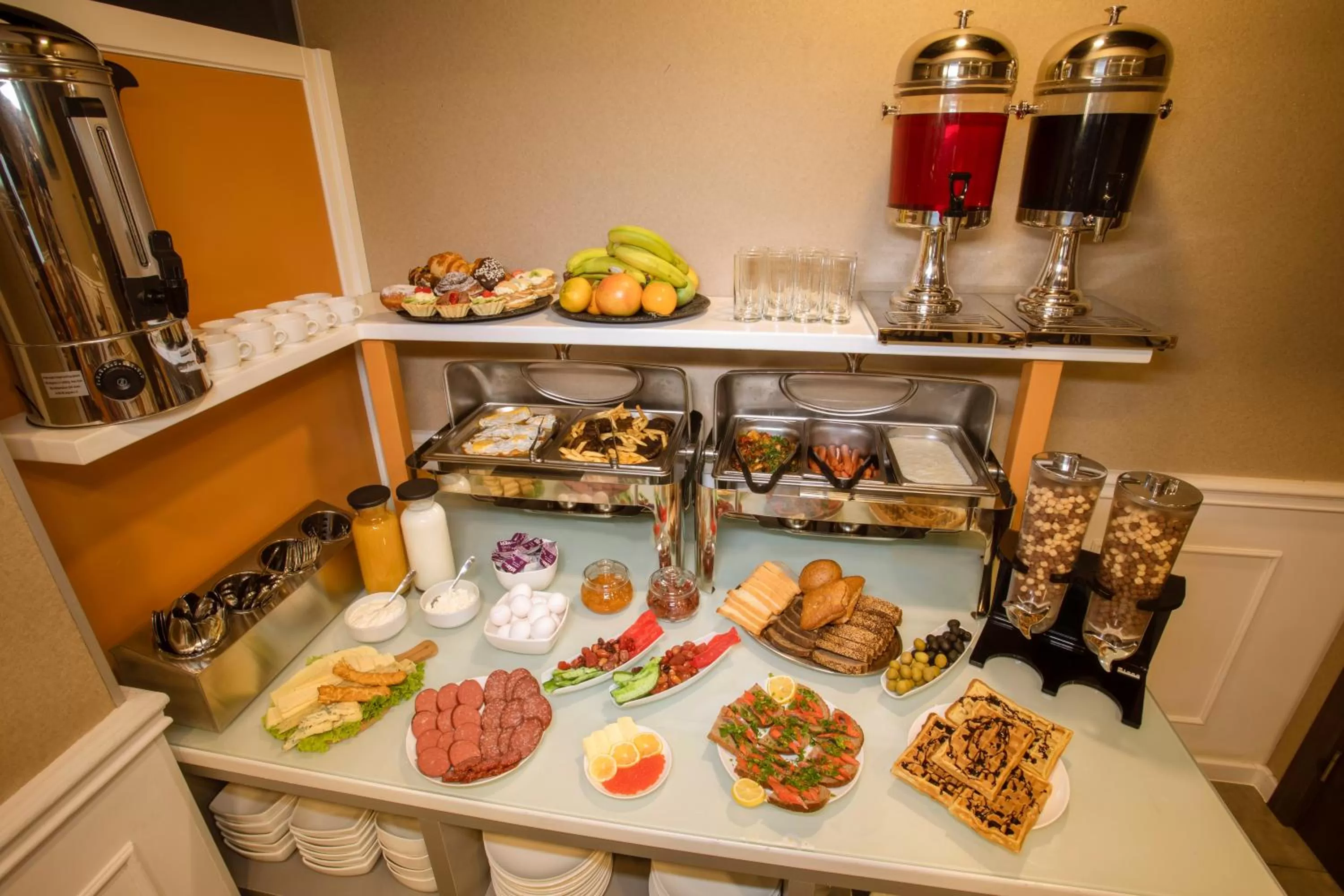 Food and drinks in Apart Hotel West