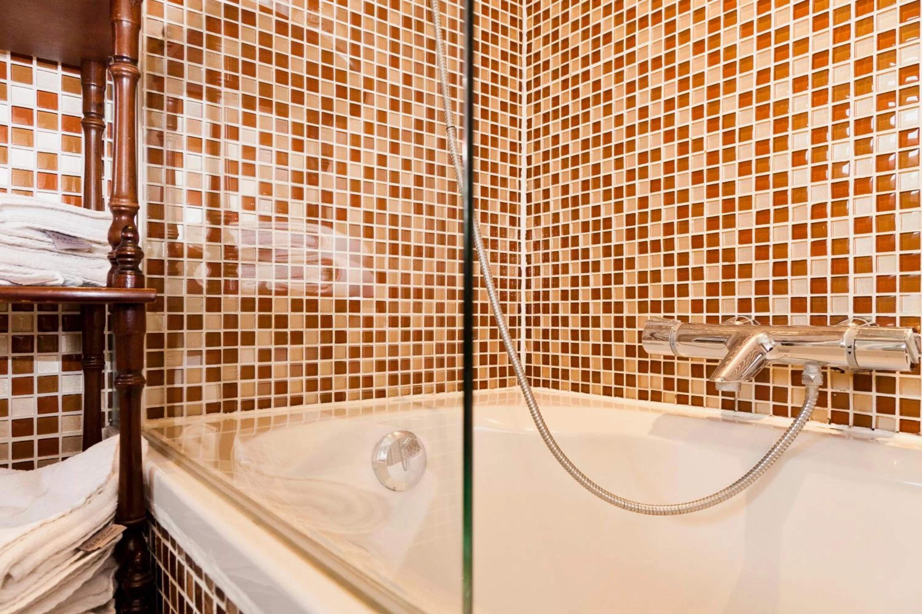 Bathroom in Hotel Diamonds and Pearls