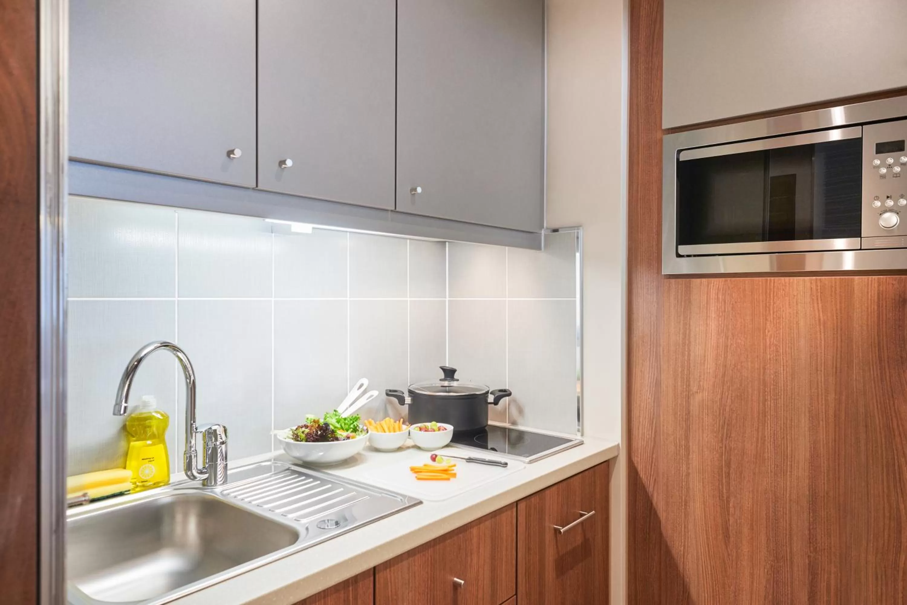 Kitchen or kitchenette in Aparthotel Adagio Birmingham City Centre