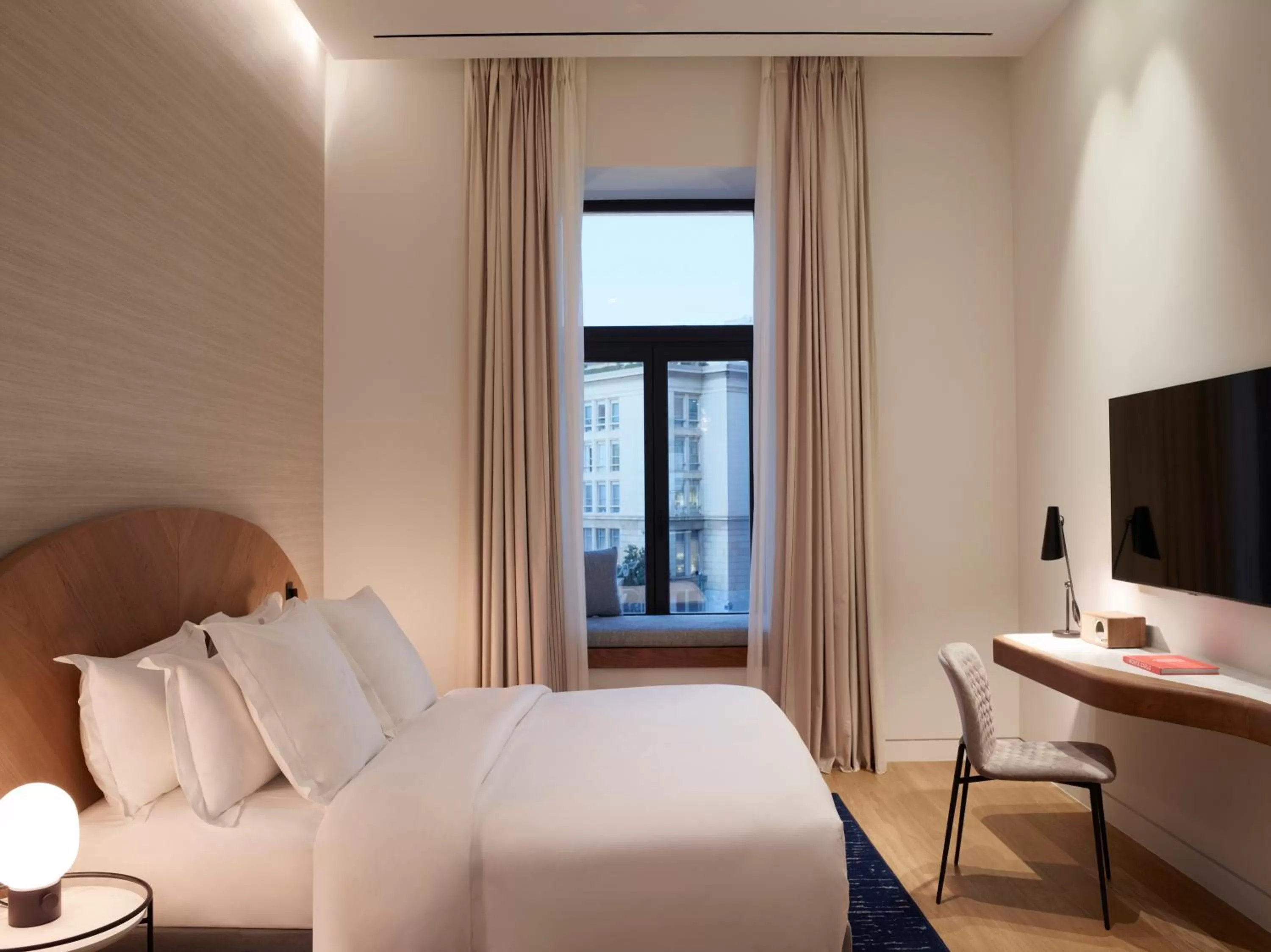 Bedroom, Bed in xenodocheio Milos