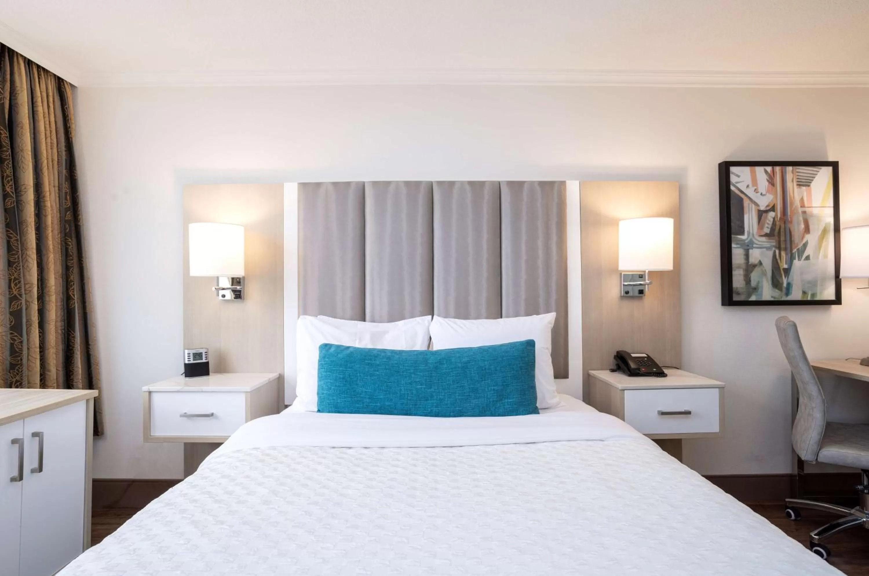 Photo of the whole room, Bed in Best Western Dorchester Hotel