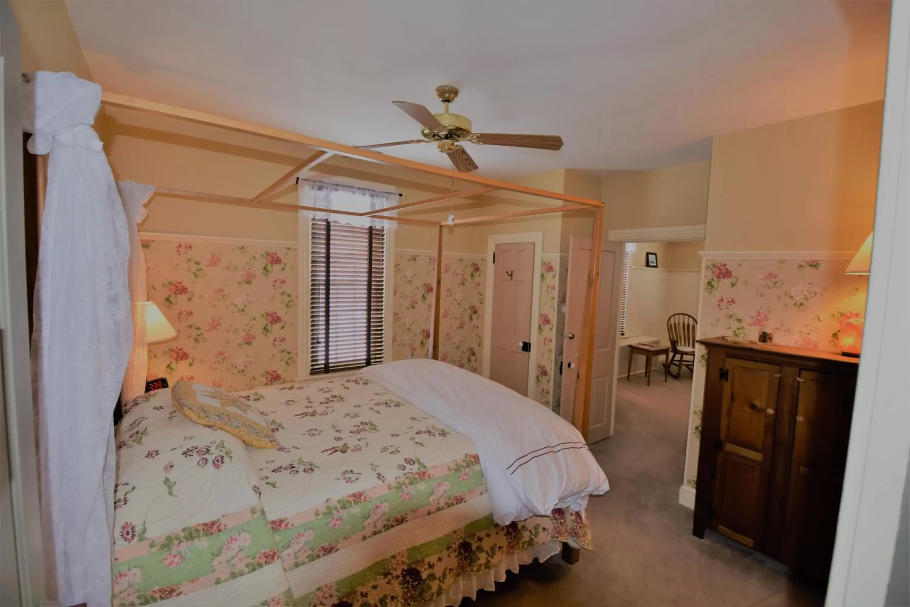 Deluxe Queen Suite in Apple Bin Inn Deluxe Queen Suite in Apple Bin Inn