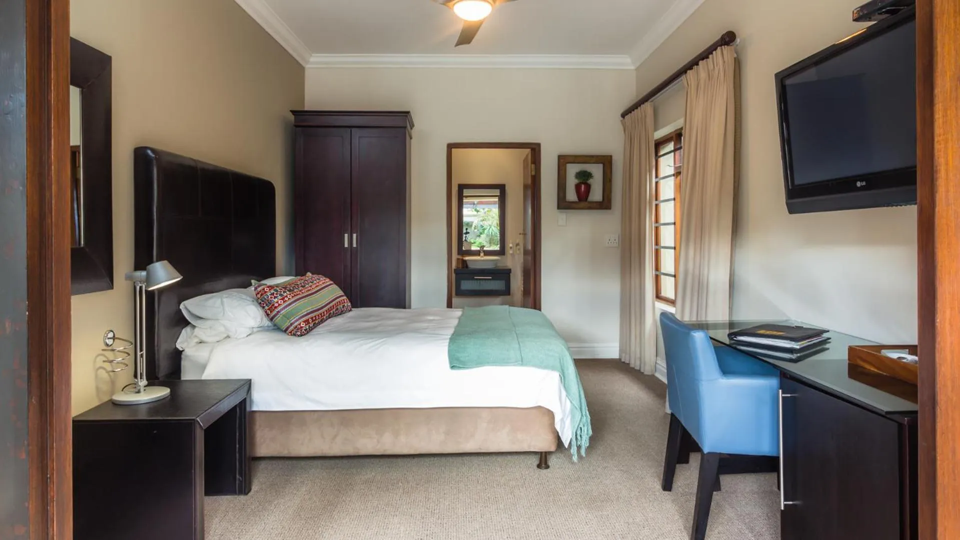 Photo of the whole room, Bed in Manor 38