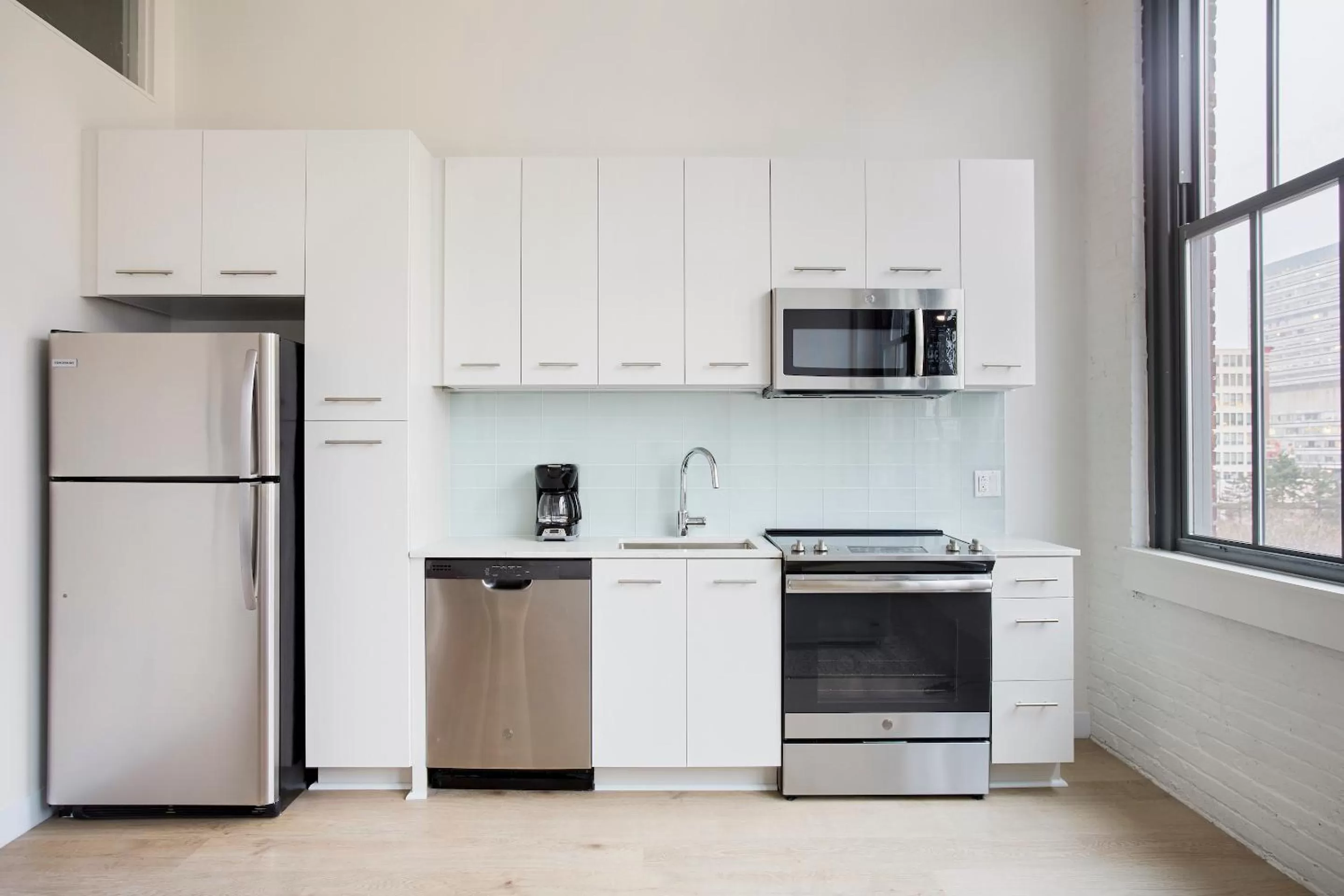 Living room, Kitchen/Kitchenette in Sonder at Sixteen Hundred