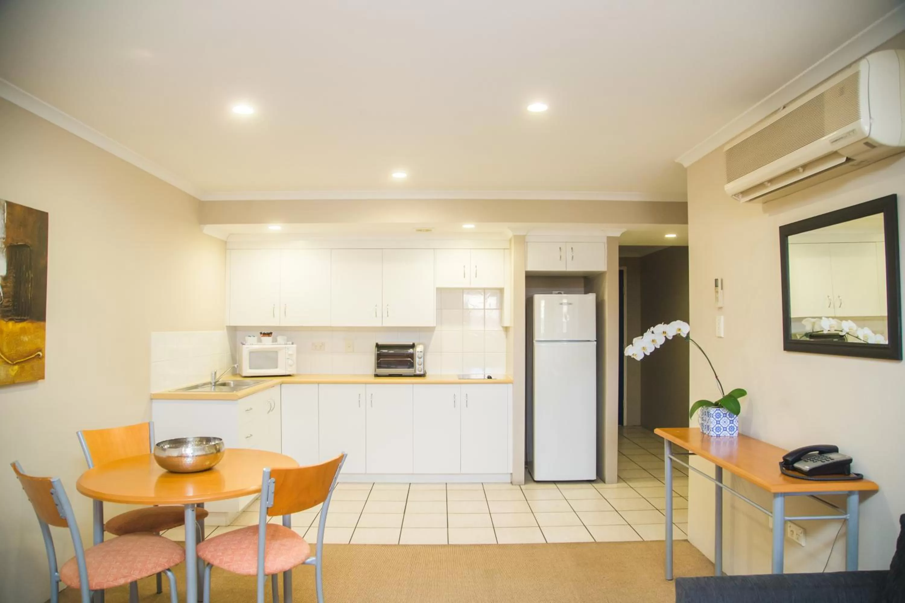 Kitchen or kitchenette in Cosmopolitan Motel & Serviced Apartments
