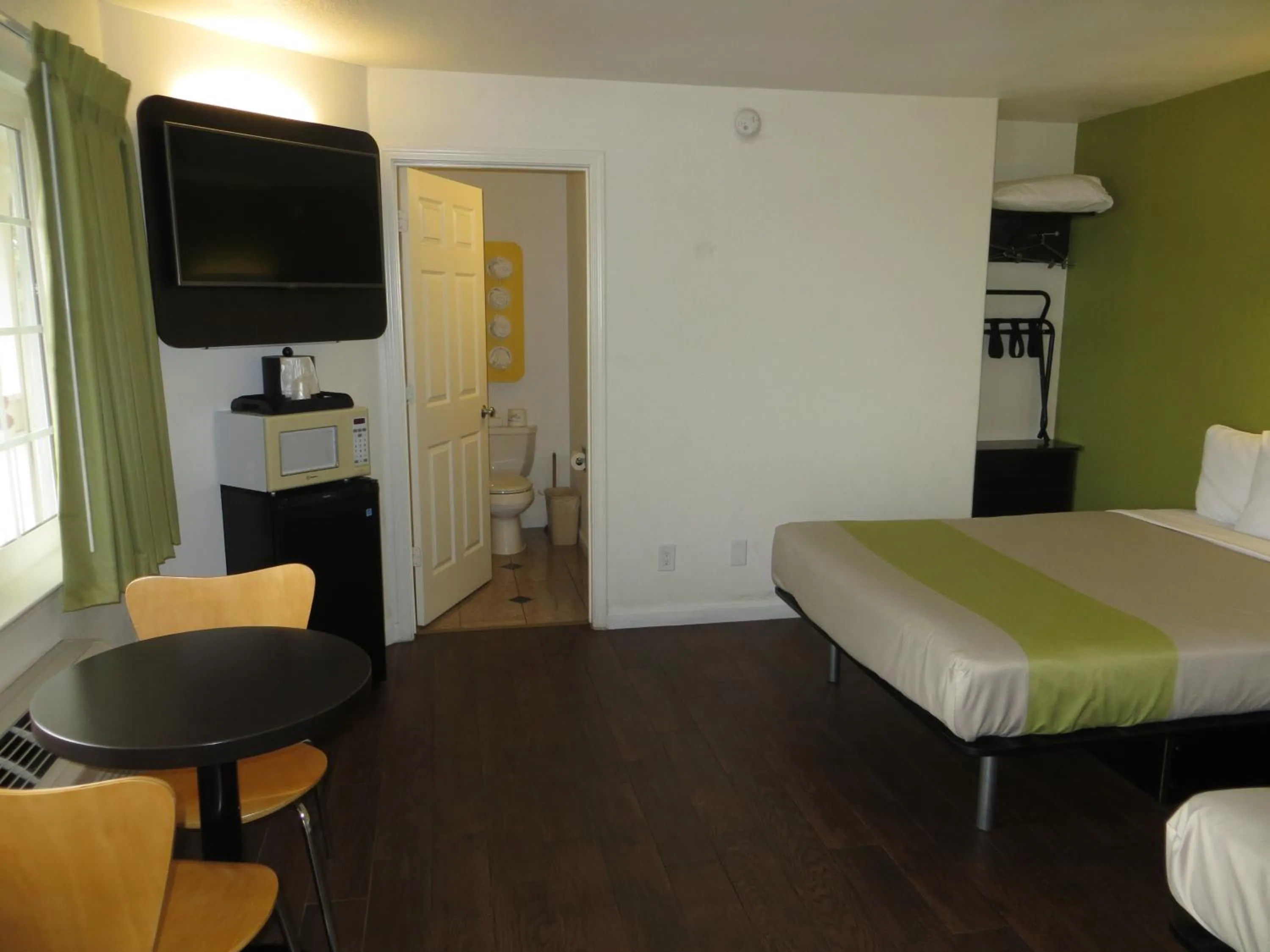 Bed, TV/Entertainment Center in Motel 6 - Downtown Monterey