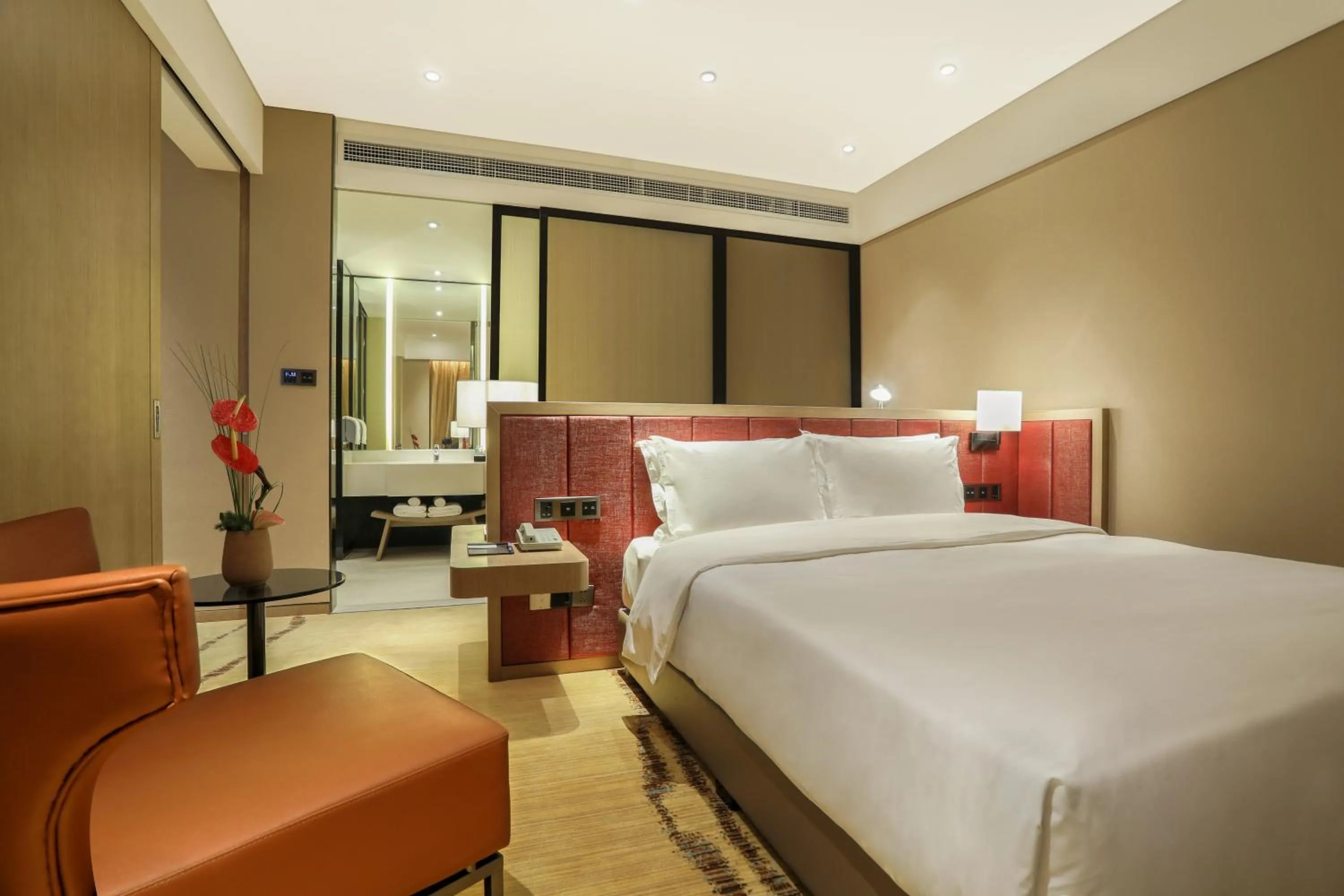 Photo of the whole room, Bed in Holiday Inn Express Chengdu Wenjiang Hotspring by IHG