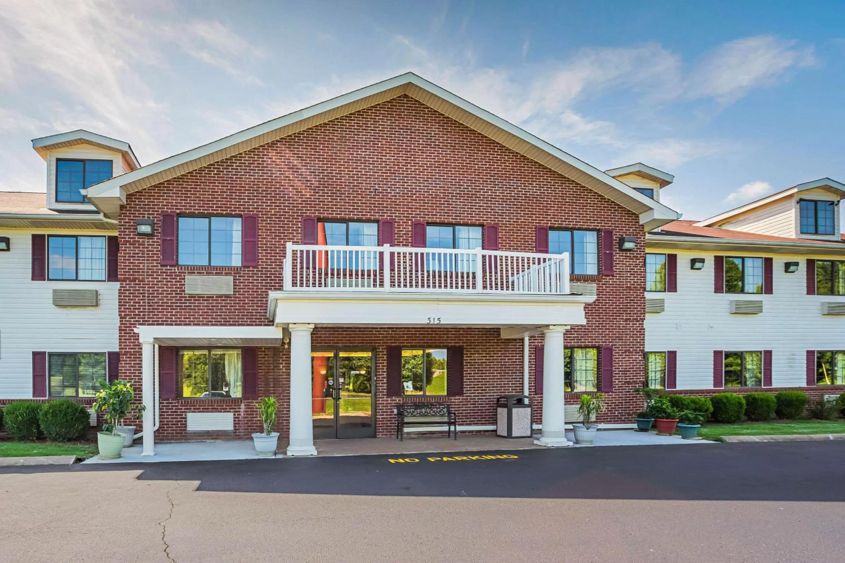 Property building in Econo Lodge Inn & Suites