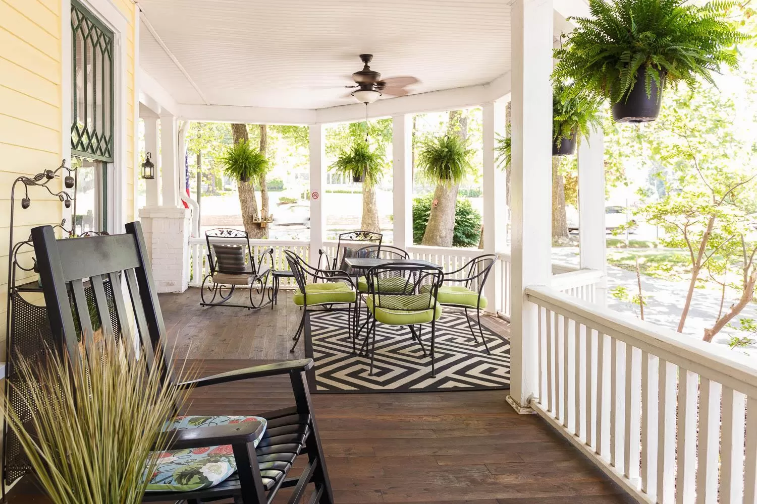 Restaurant/Places to Eat in The Charleston Inn