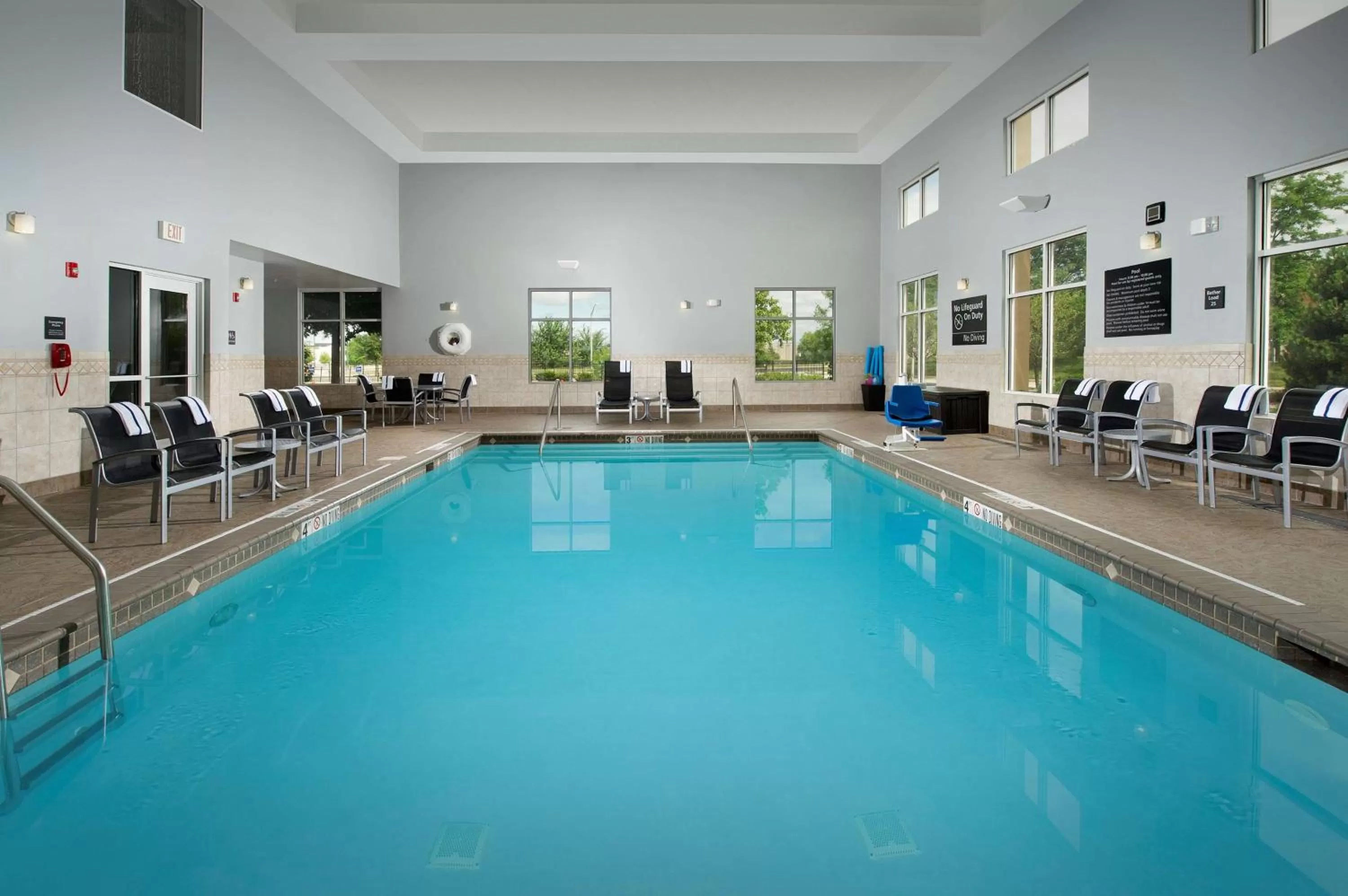 Pool view in Hampton Inn & Suites Chicago Southland-Matteson