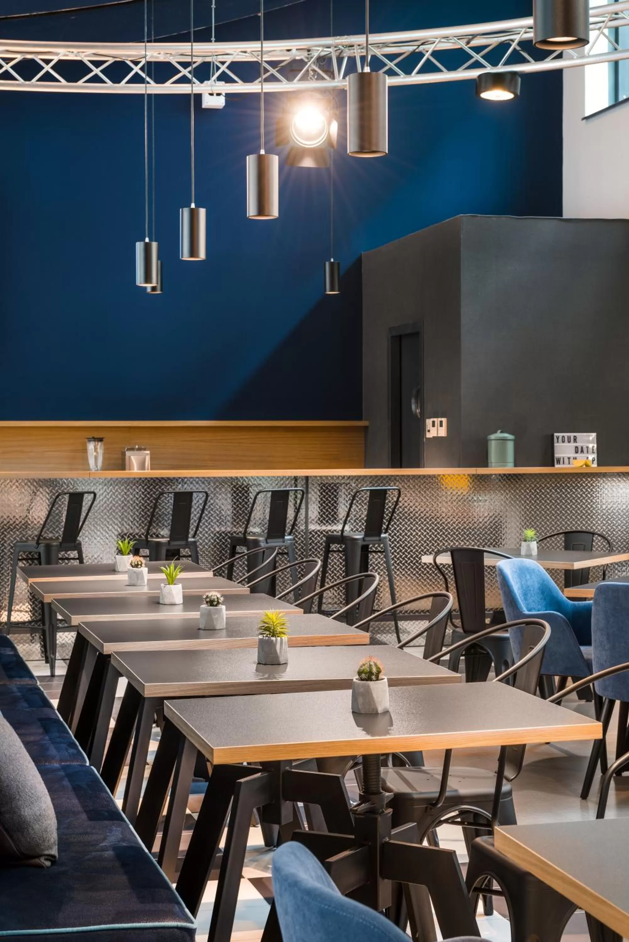 Restaurant/places to eat in D8 Hotel