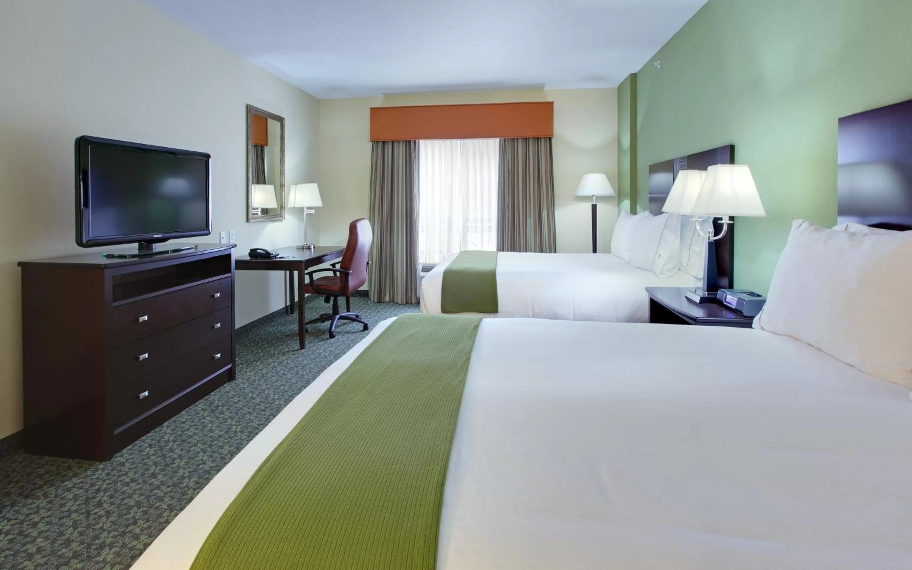 Photo of the whole room, Bed in Holiday Inn Express & Suites Covington by IHG