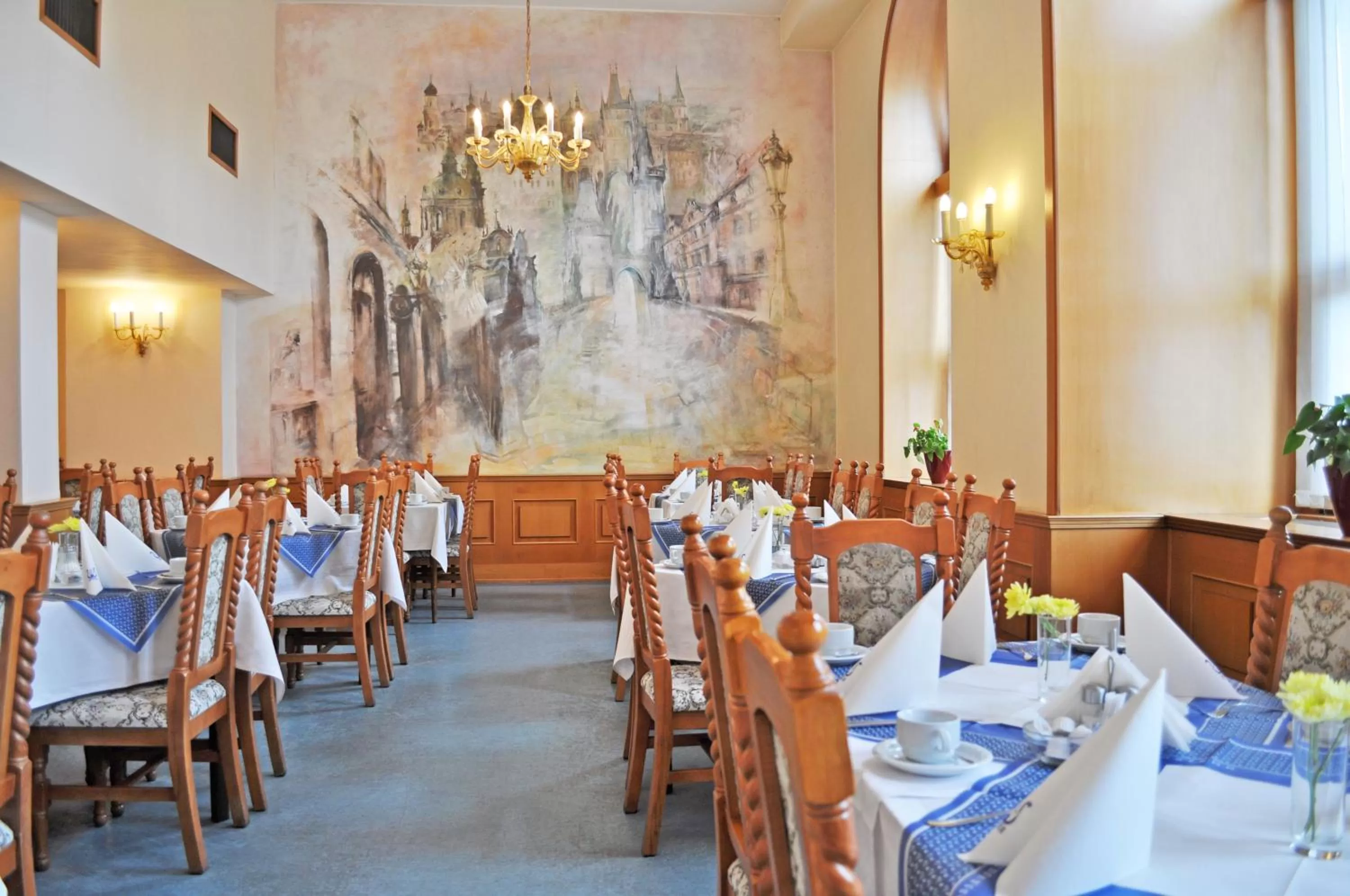 Restaurant/places to eat in Hotel Opera