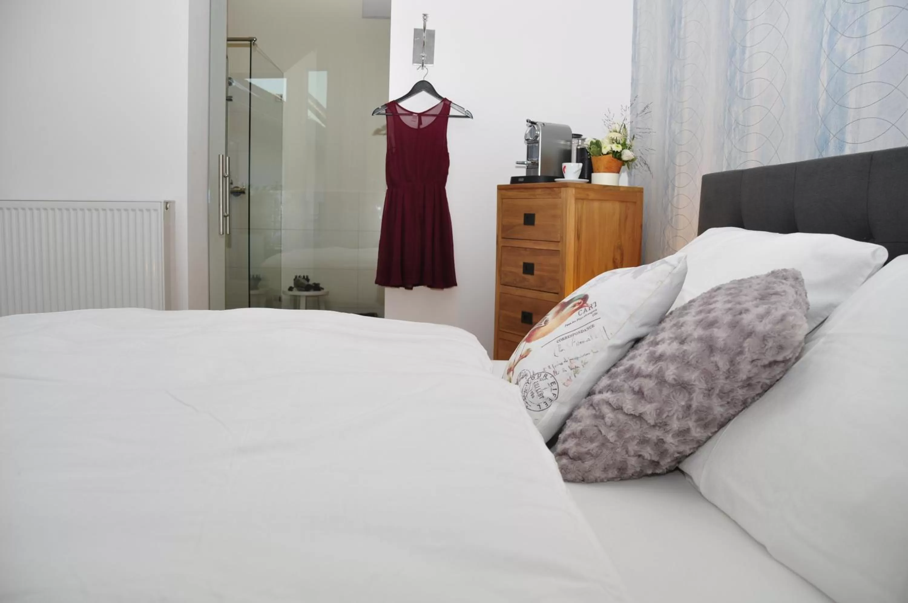 Photo of the whole room, Bed in Six! Eat Work Sleep