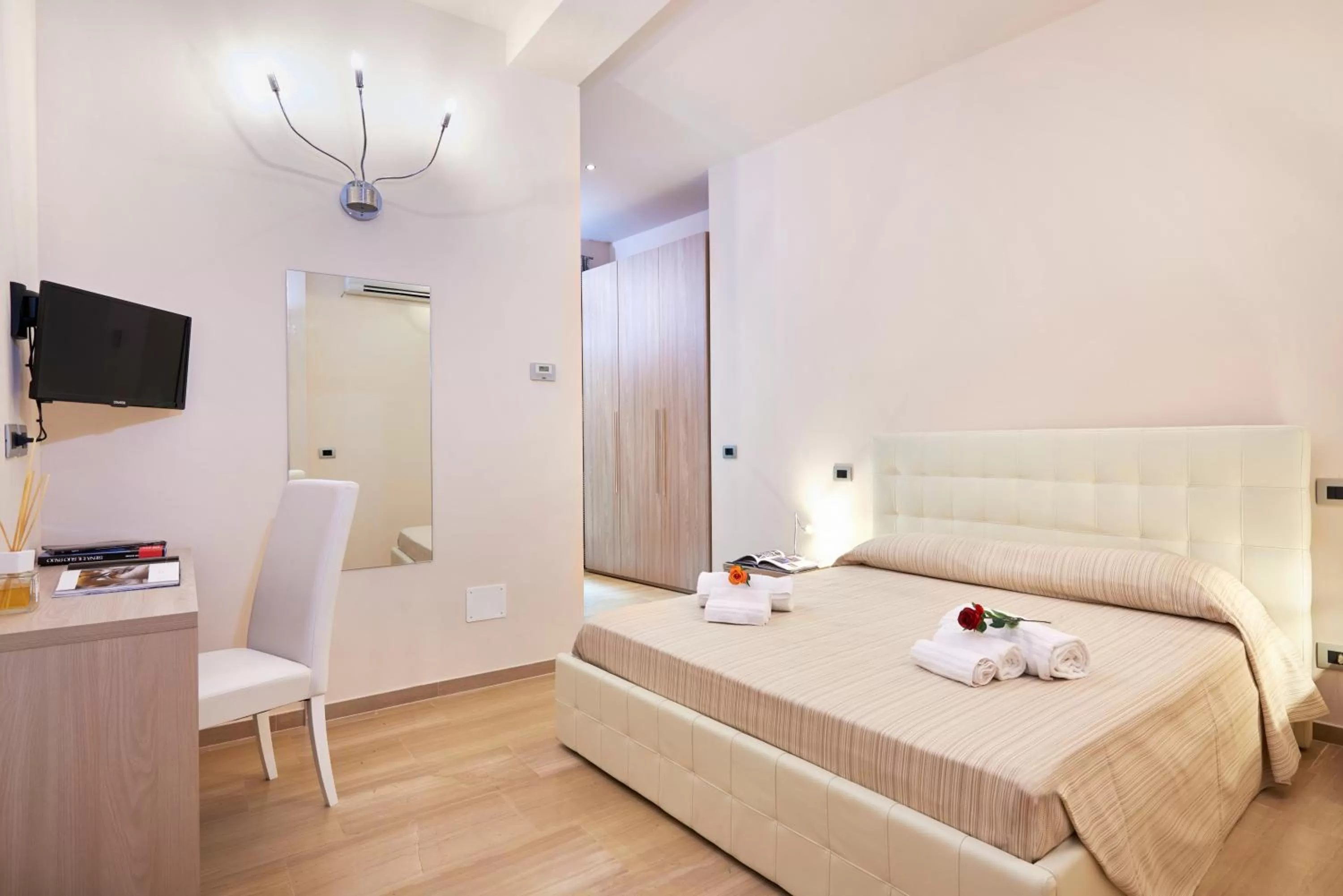 Photo of the whole room, Bed in Domus Il Palio