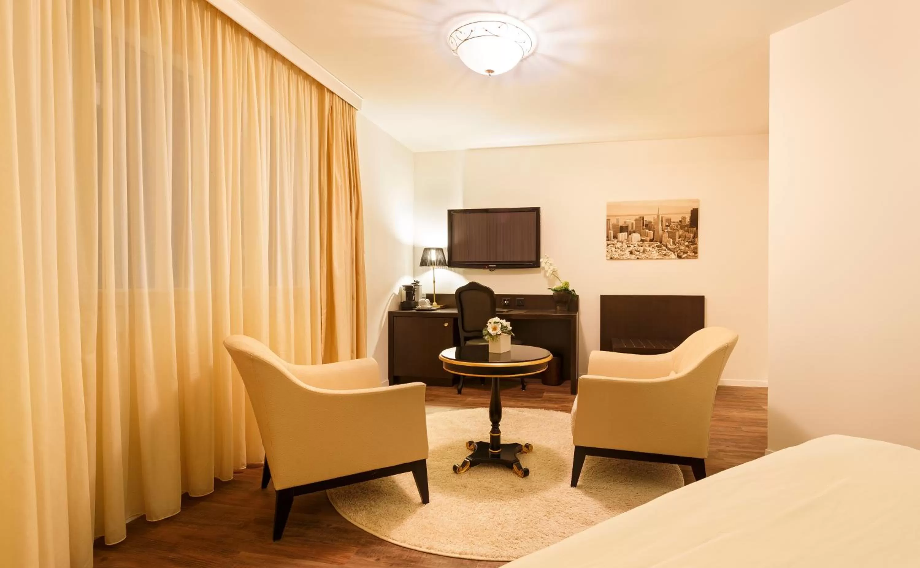 Seating area, Bed in Business Hotel First