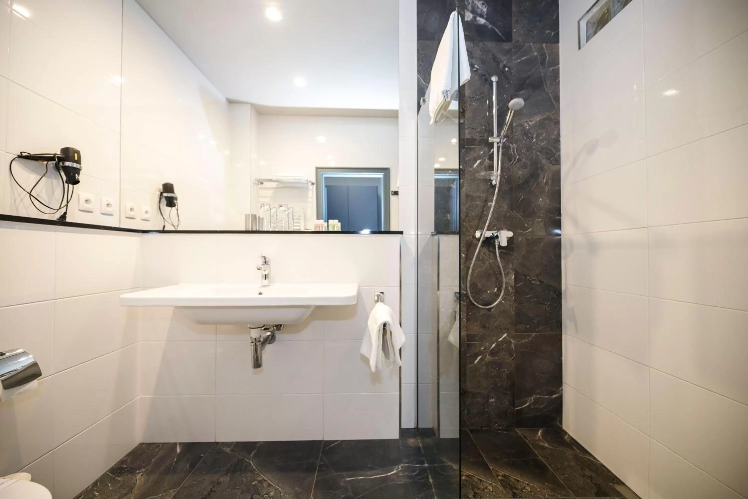 Bathroom in Parkhotel Carlsbad Inn