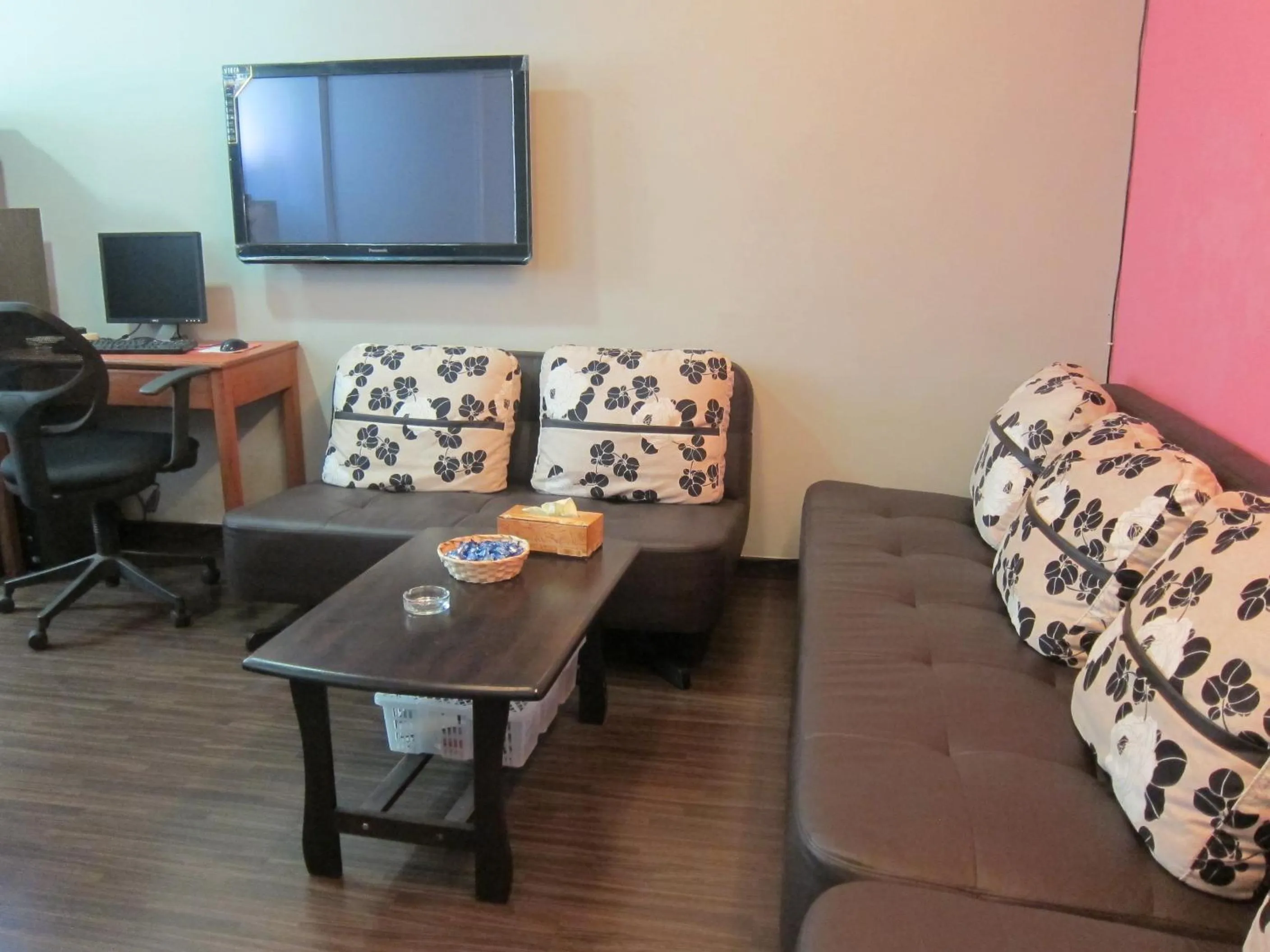 Communal lounge/ TV room in Oriental Inn
