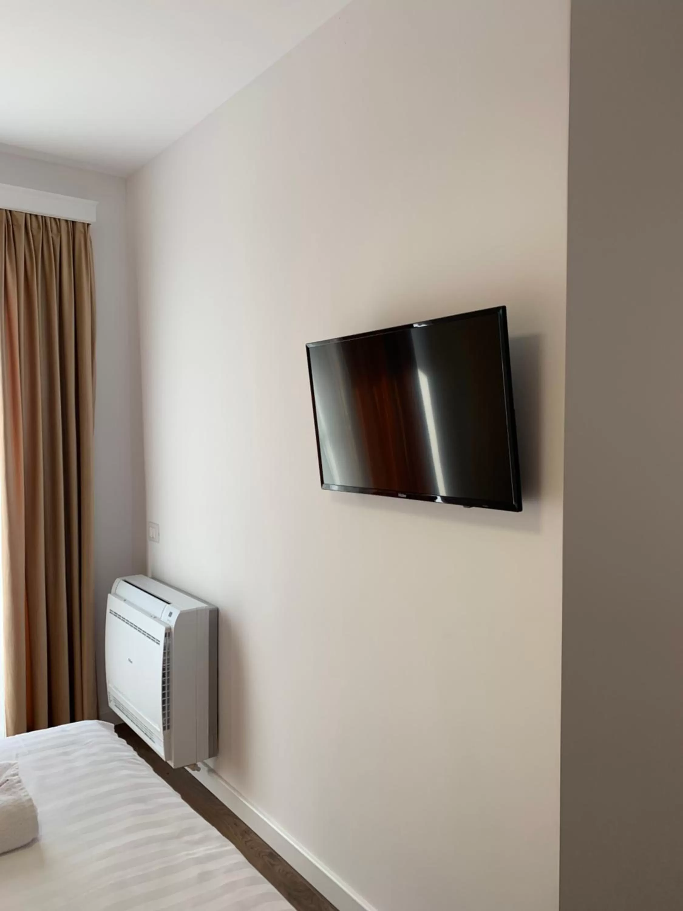TV and multimedia, TV/Entertainment Center in Grand Hotel Pogradec