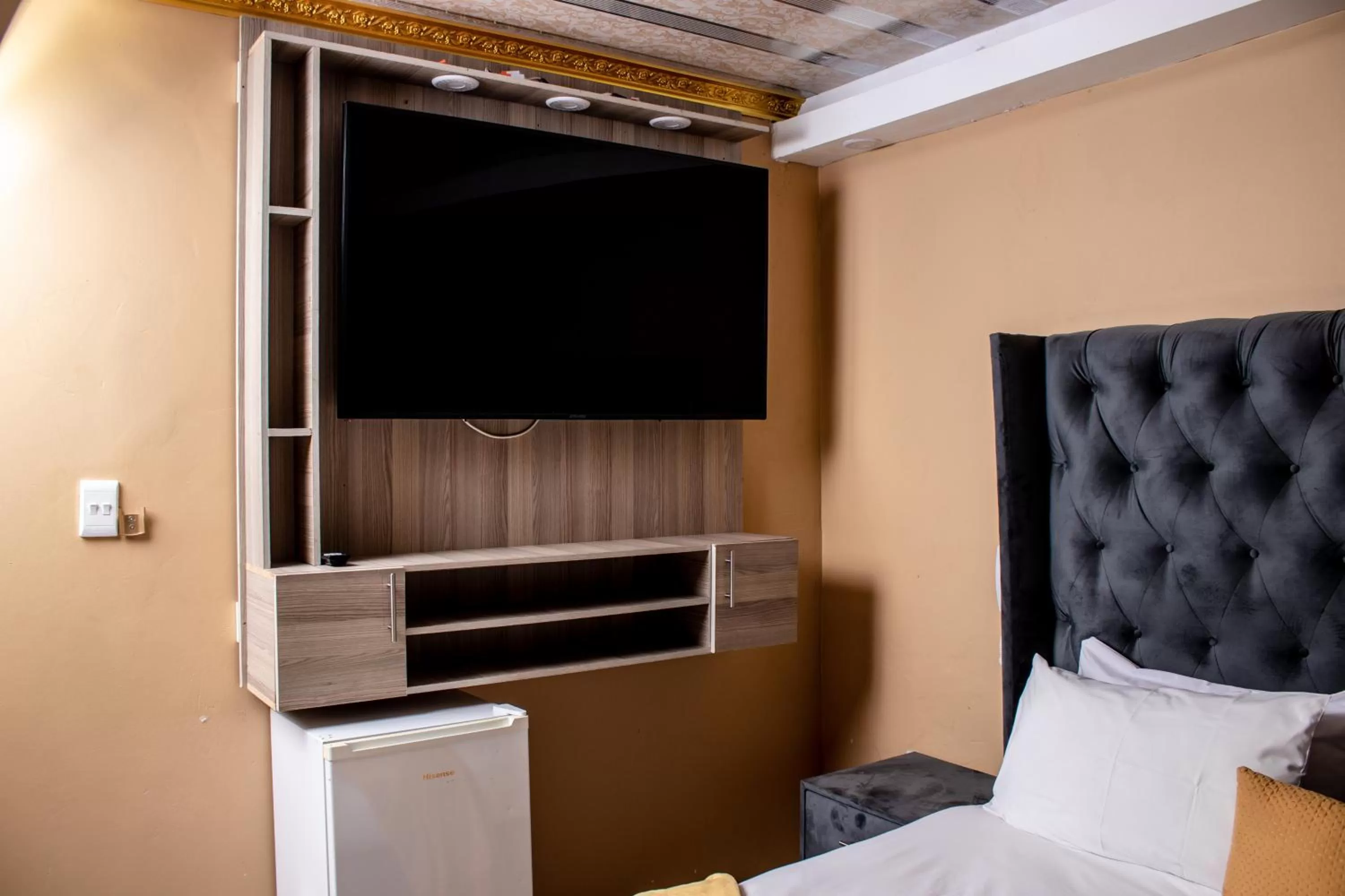 TV and multimedia, Bed in Gold Crown International Hotel Johannesburg