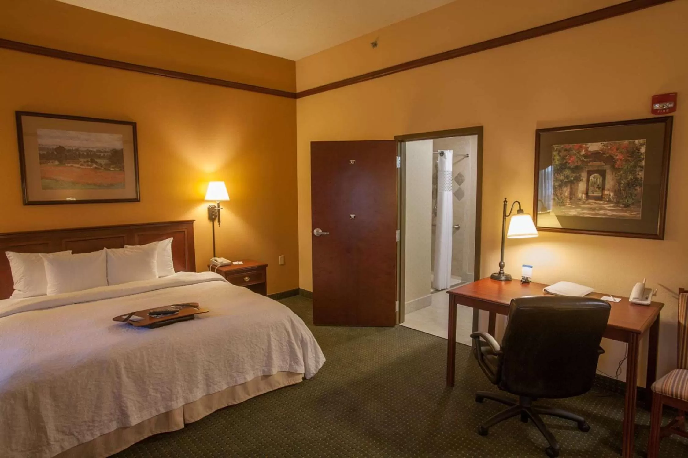 Bed in Hampton Inn & Suites Stillwater