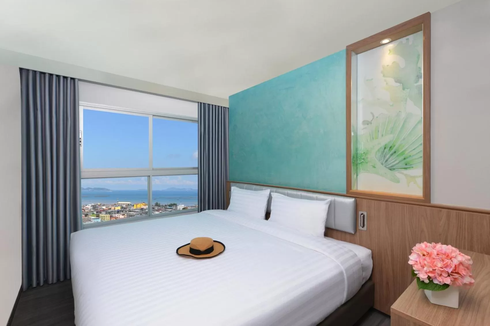 Bedroom, Bed in Centre Point Prime Hotel Pattaya