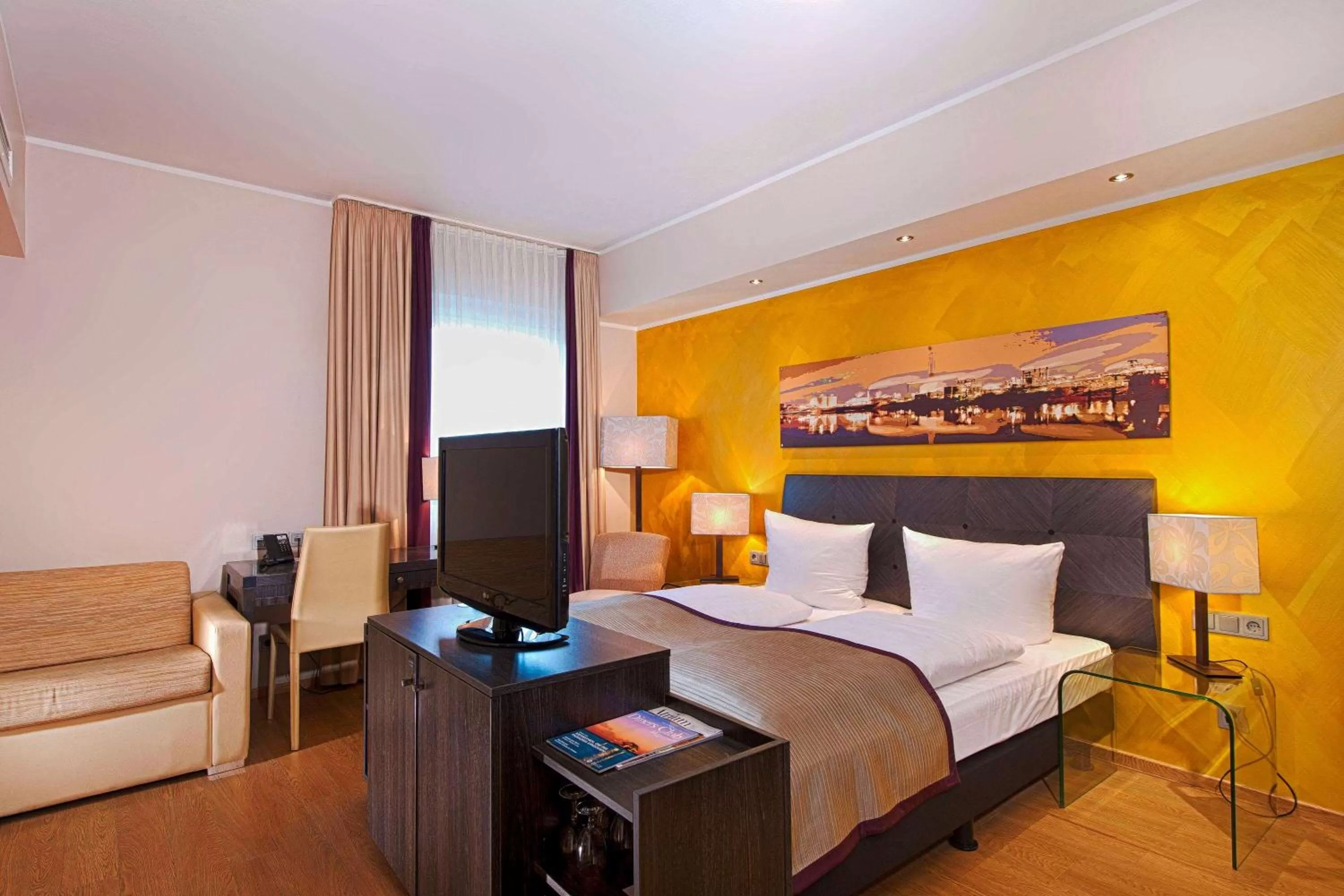 Photo of the whole room, Bed in Wyndham Duisburger Hof