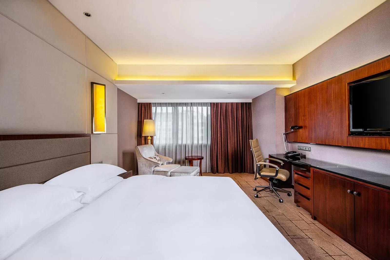 Photo of the whole room, Bed in Crowne Plaza Foshan by IHG