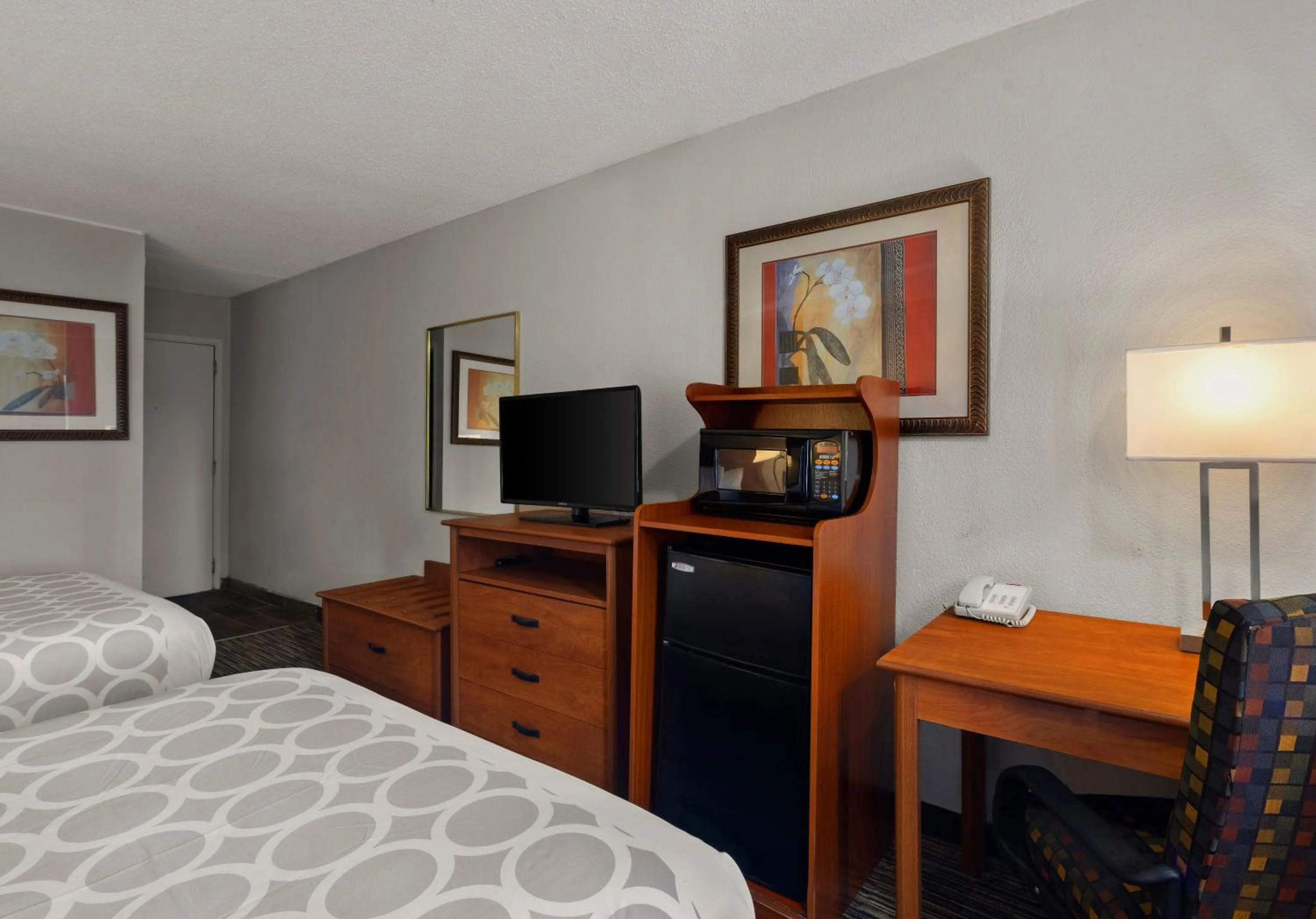 TV and multimedia, Bed in Magnuson Hotel Detroit Airport