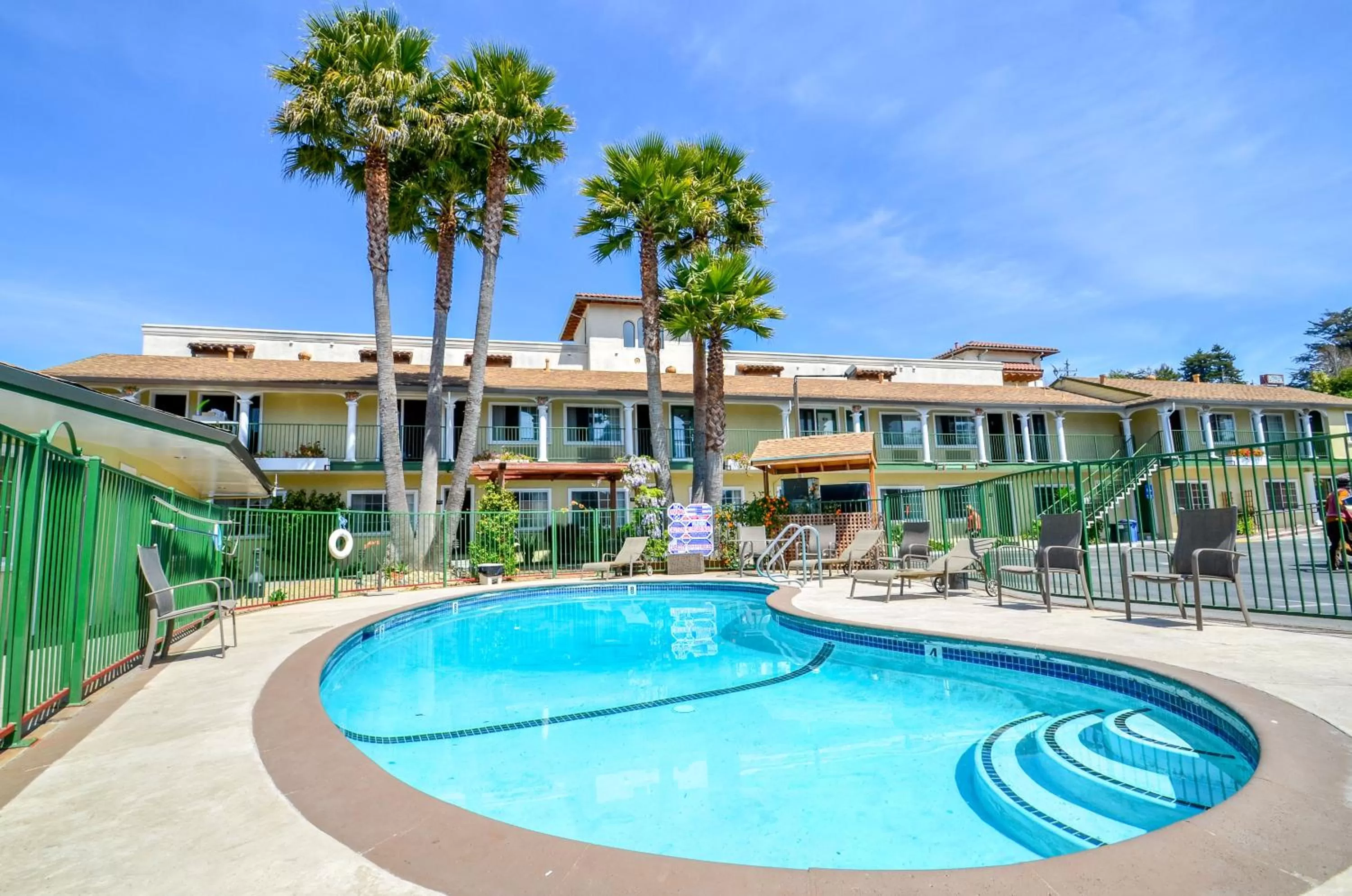 Facade/entrance in Bay Front Inn