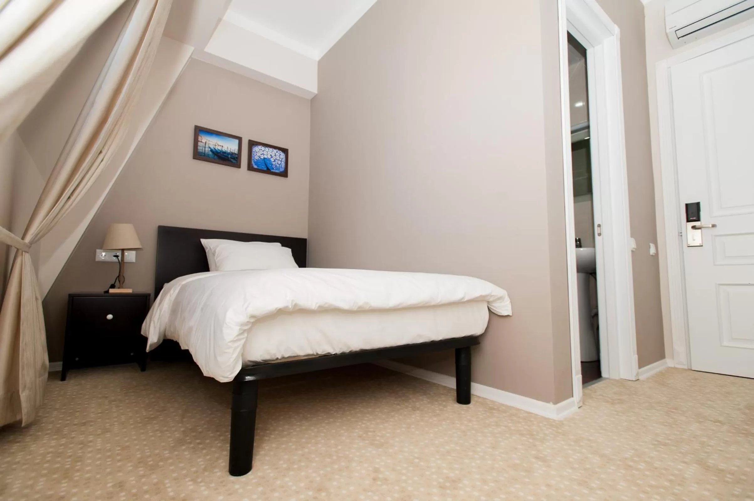 Photo of the whole room, Bed in Piazza Four Colours