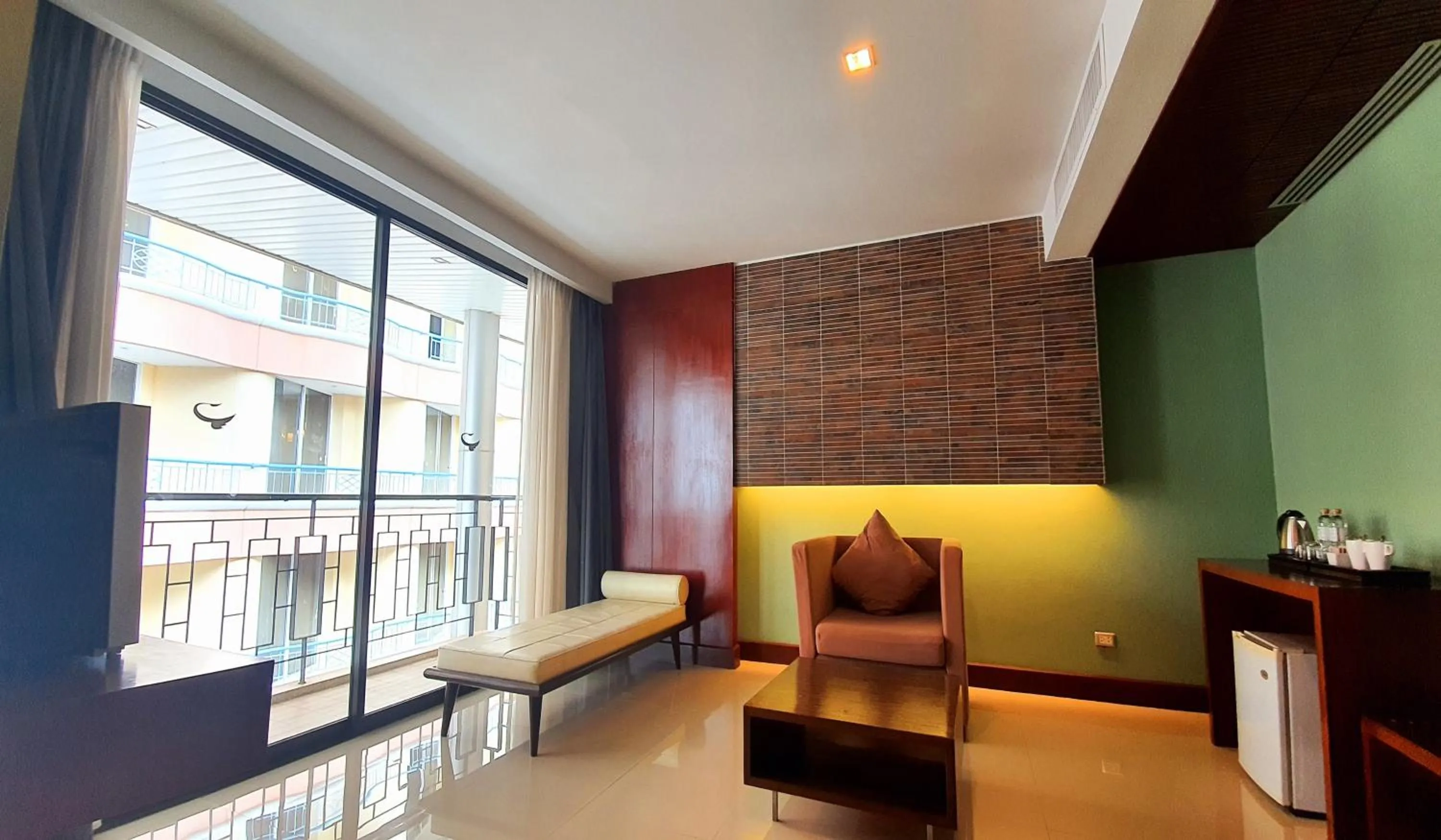 Seating area in Long Beach Garden Hotel & Pavilions