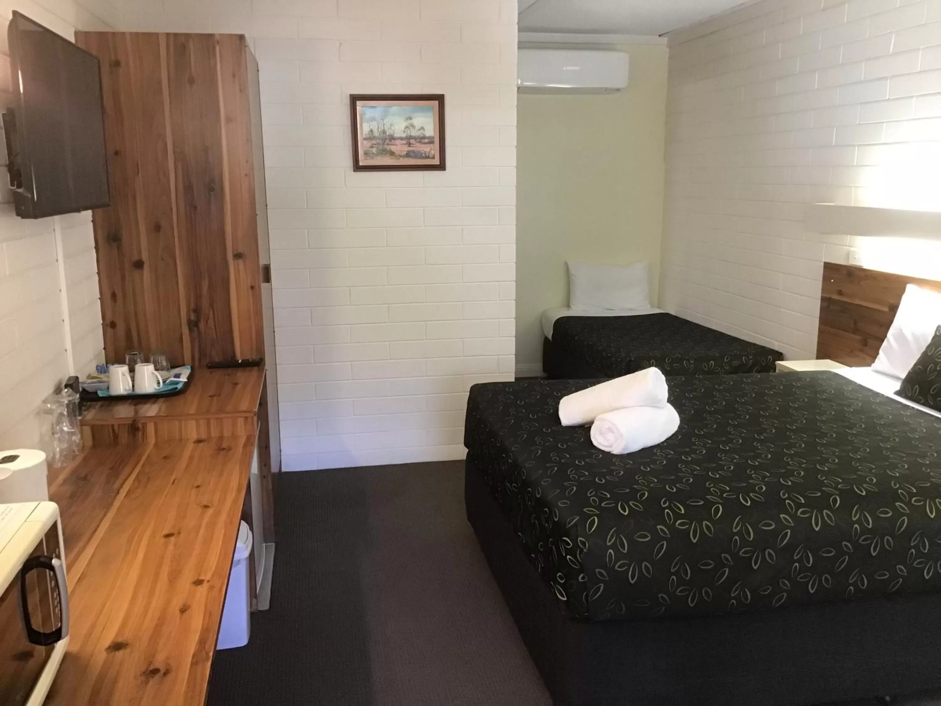 Photo of the whole room, Bed in 7th Street Motel