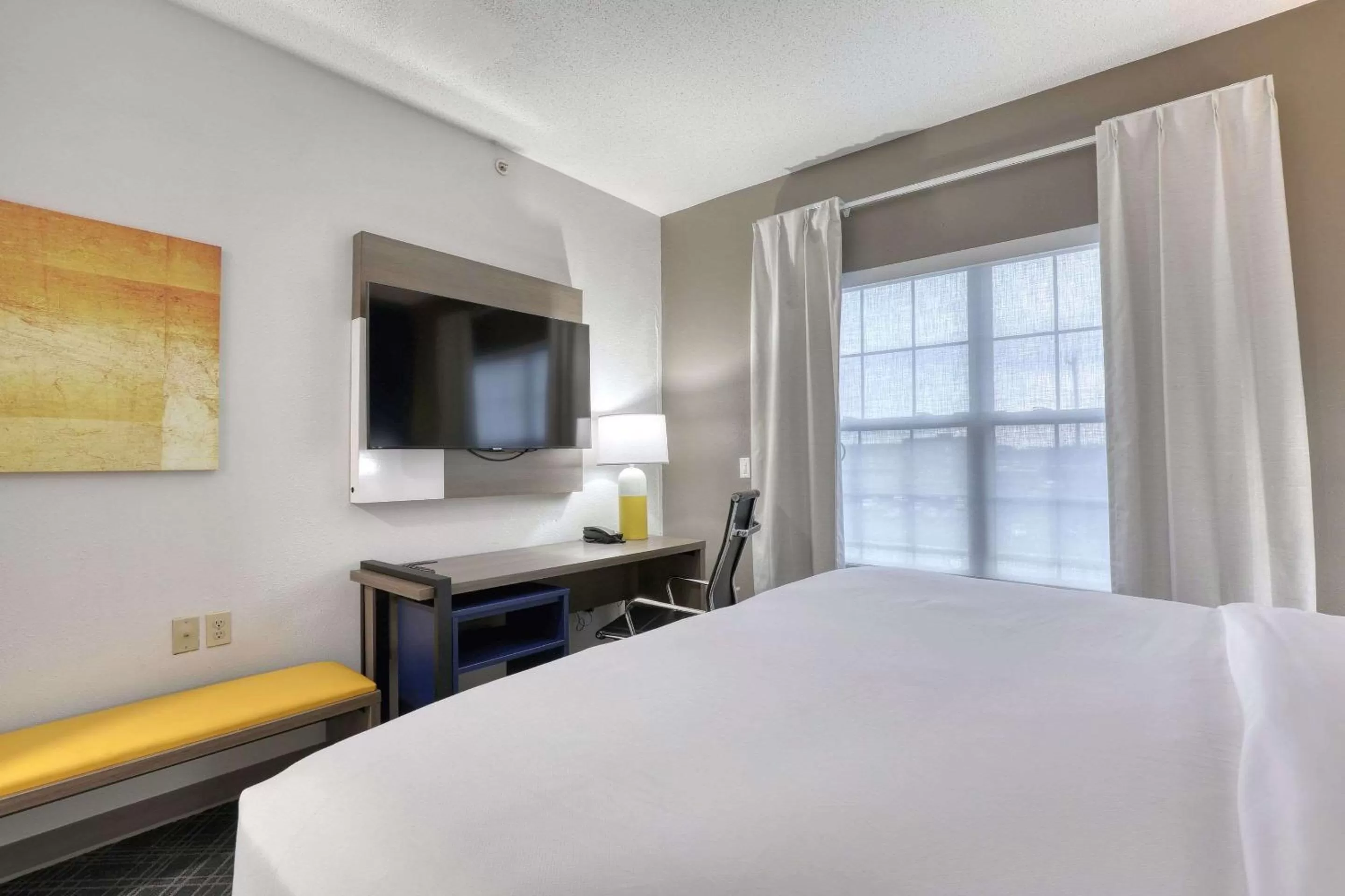 Bedroom, Bed in Comfort Suites Milwaukee Airport