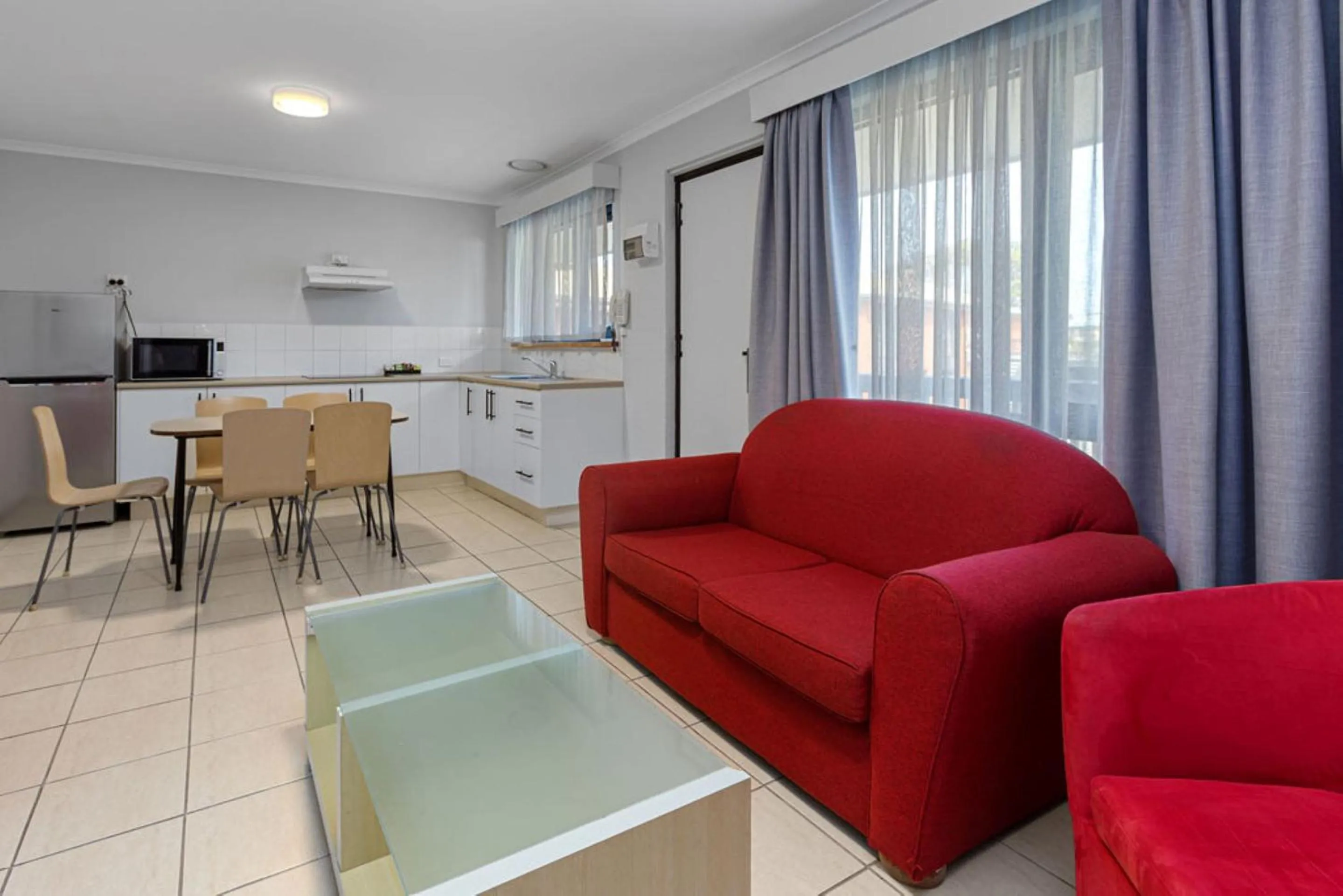 Kitchen or kitchenette, Seating Area in Best Western Apollo Bay Motel