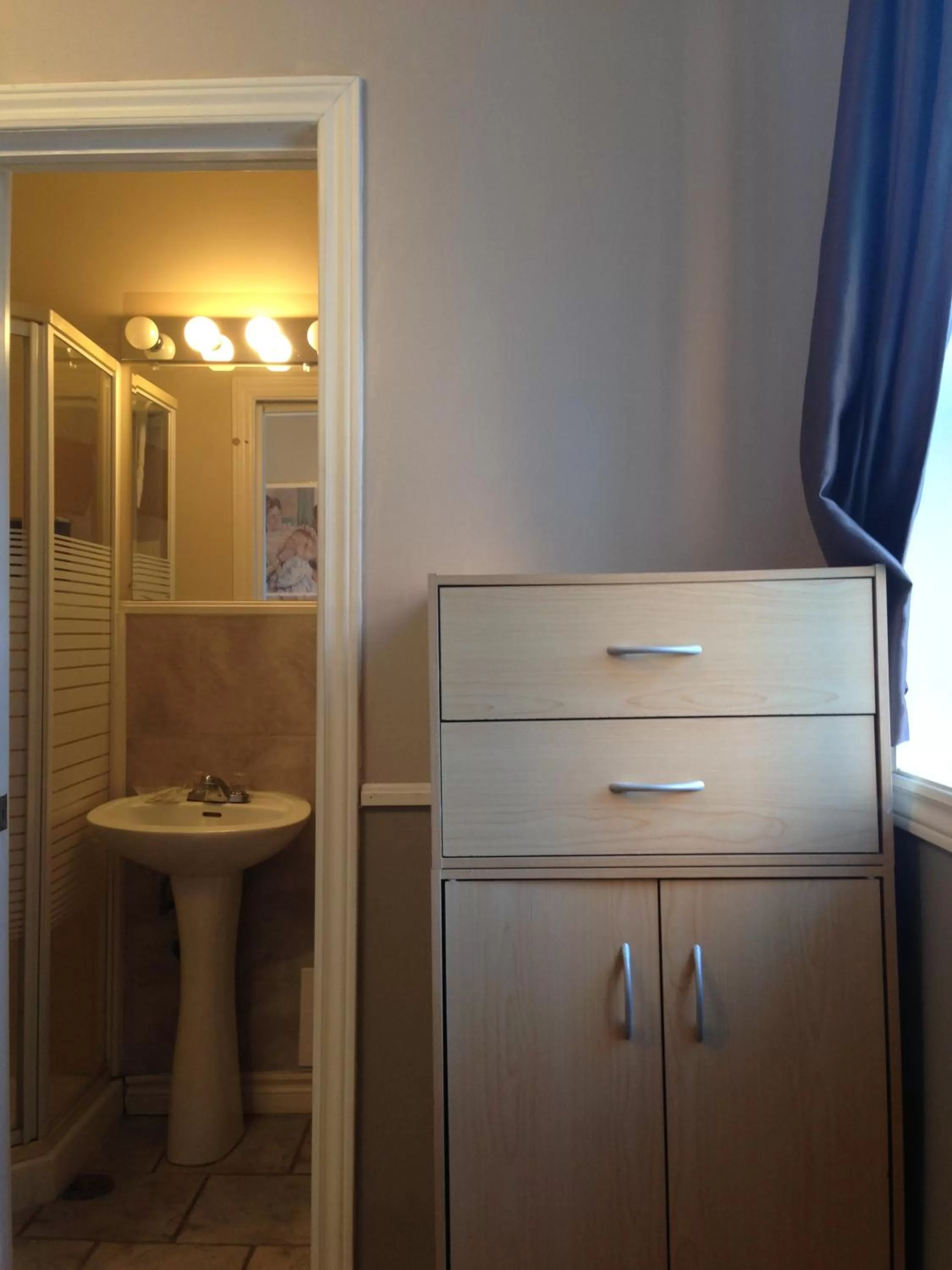 Bathroom in The Rex Hotel Jazz & Blues Bar