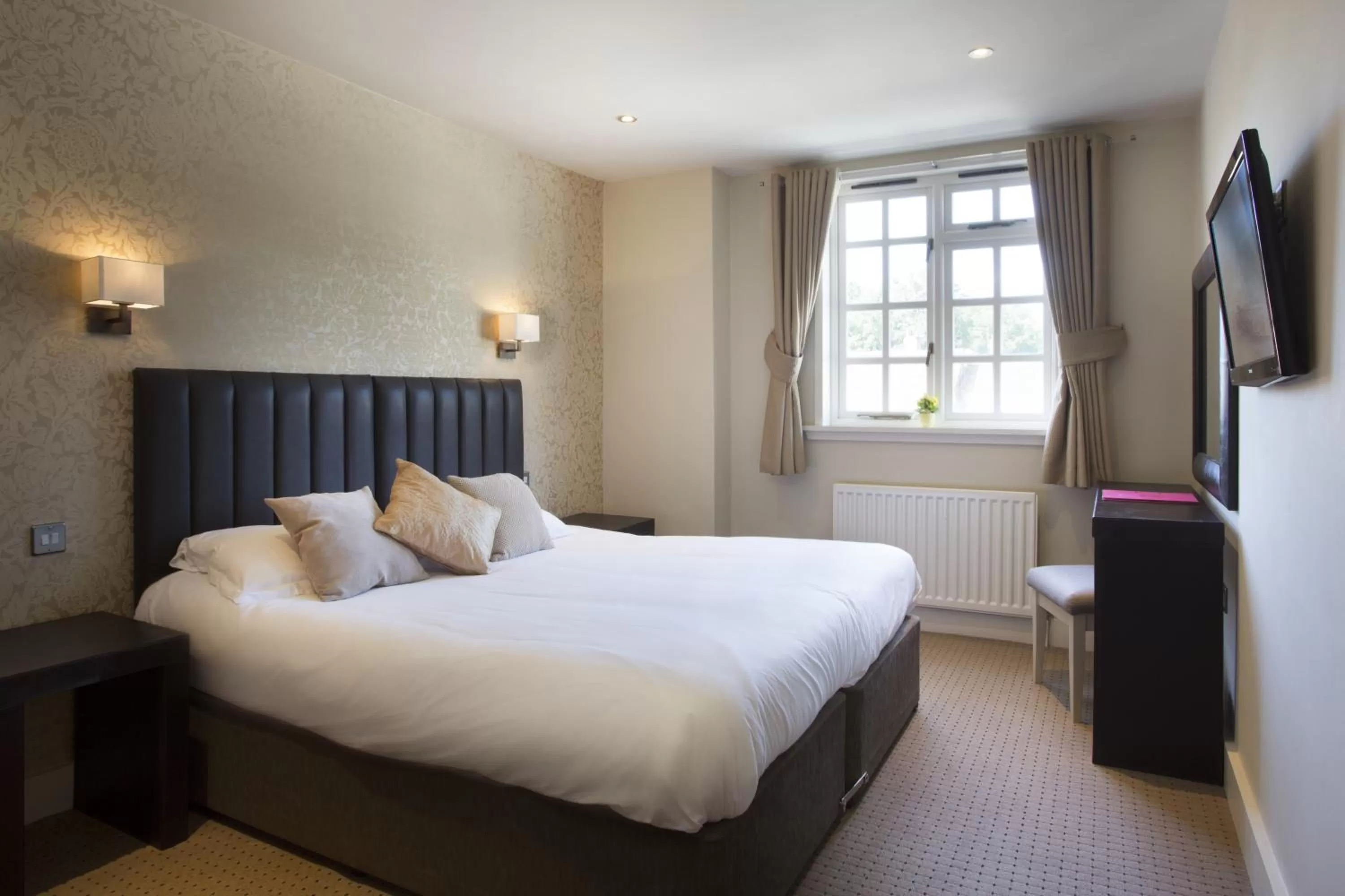 Photo of the whole room, Bed in The George Hotel & Brasserie, Cranbrook