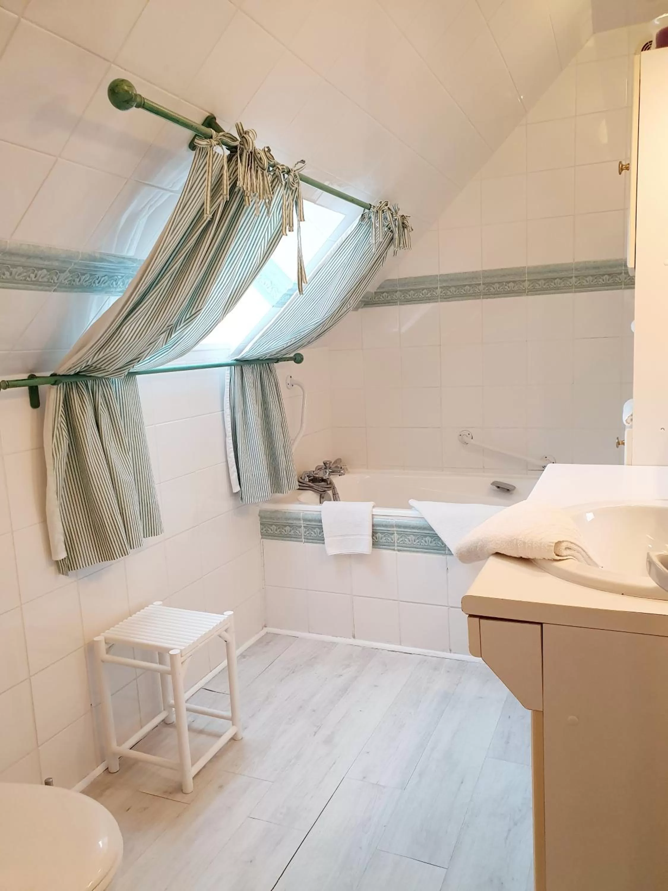 Bathroom, Bed in Hôtel Restaurant Ferme de la Grande Cour