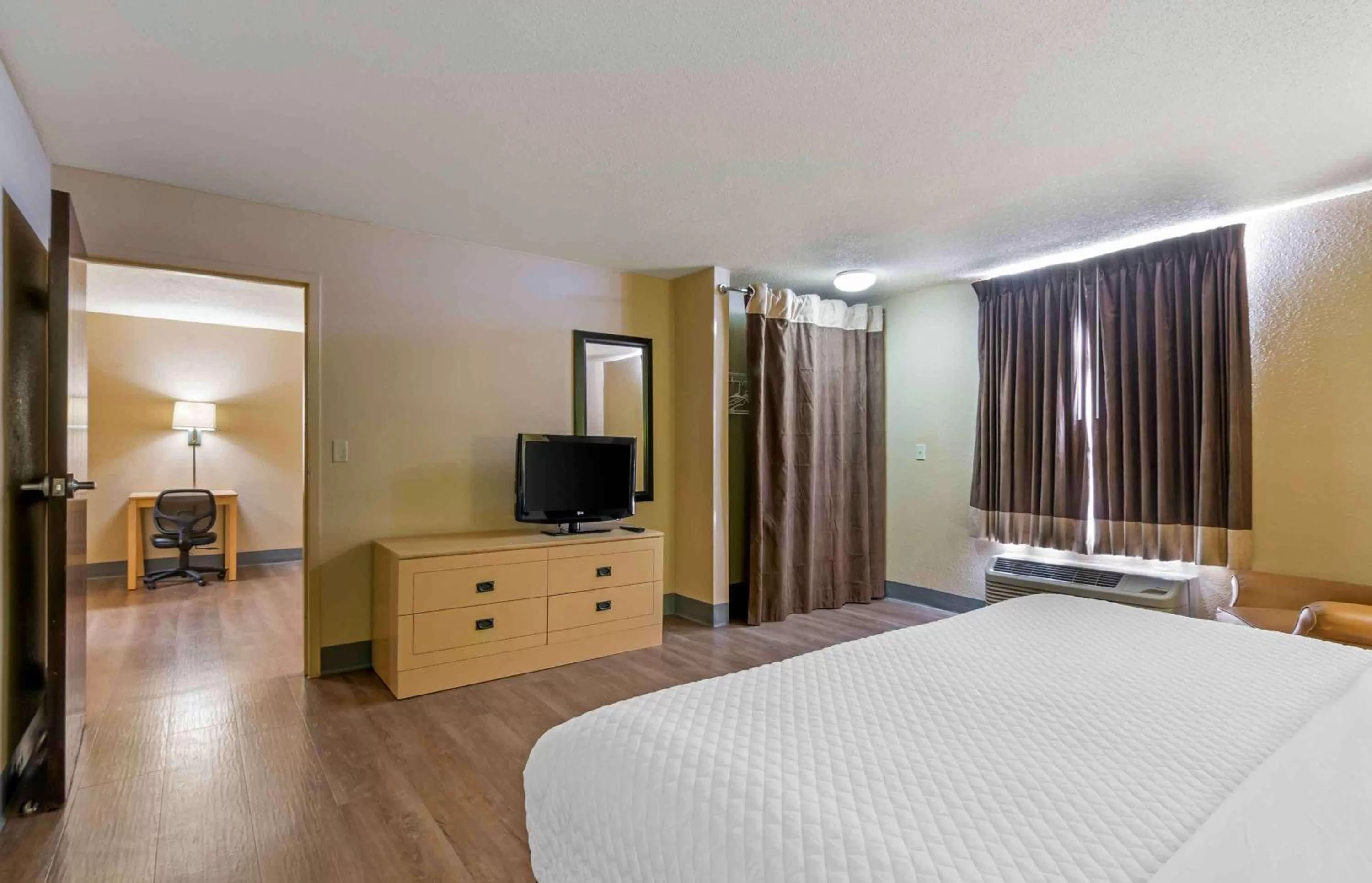 Bedroom, Bed in Extended Stay America Suites - Kansas City - Overland Park - Quivira Rd