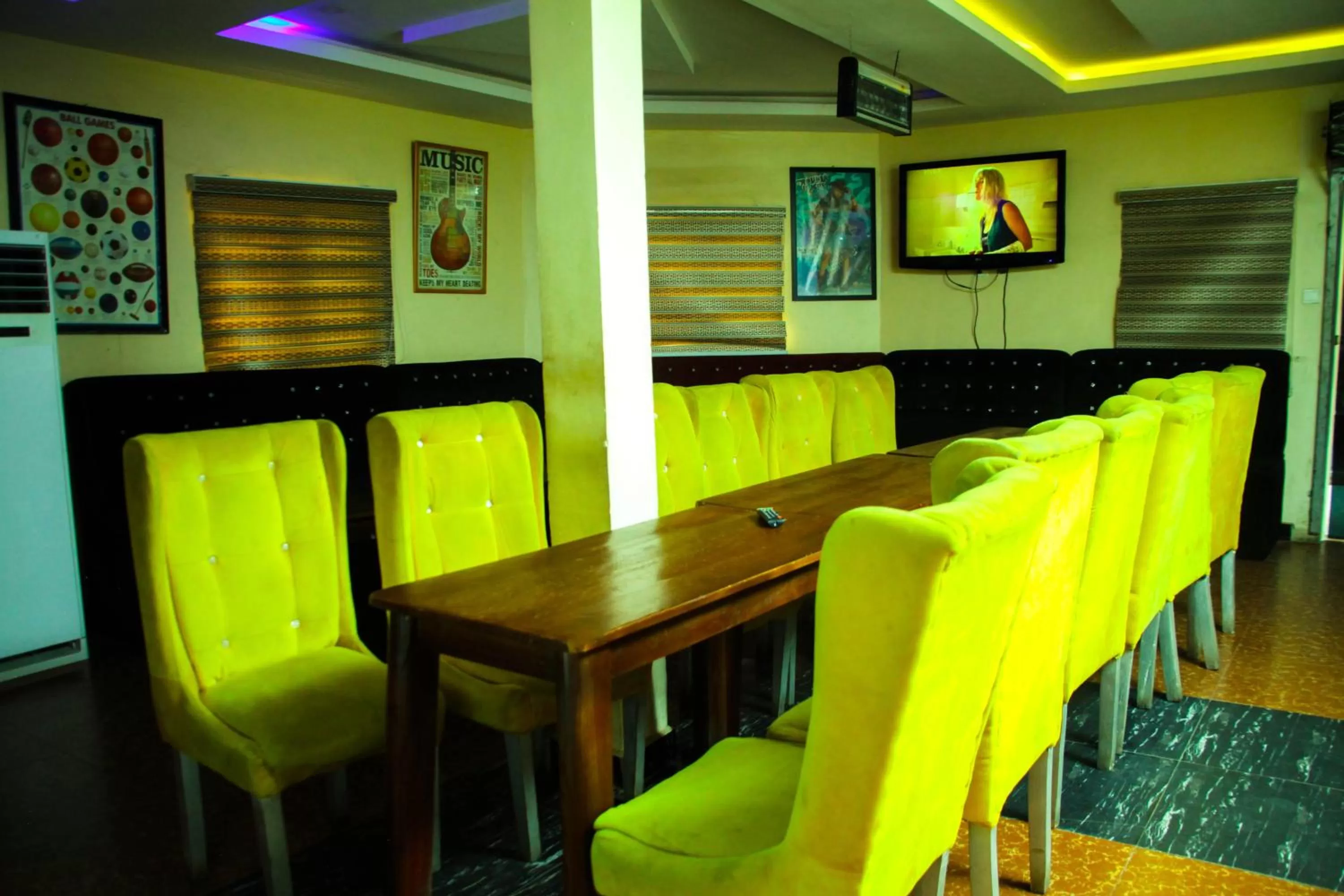 Lounge or bar, Restaurant/Places to Eat in ONTARIO SUITES