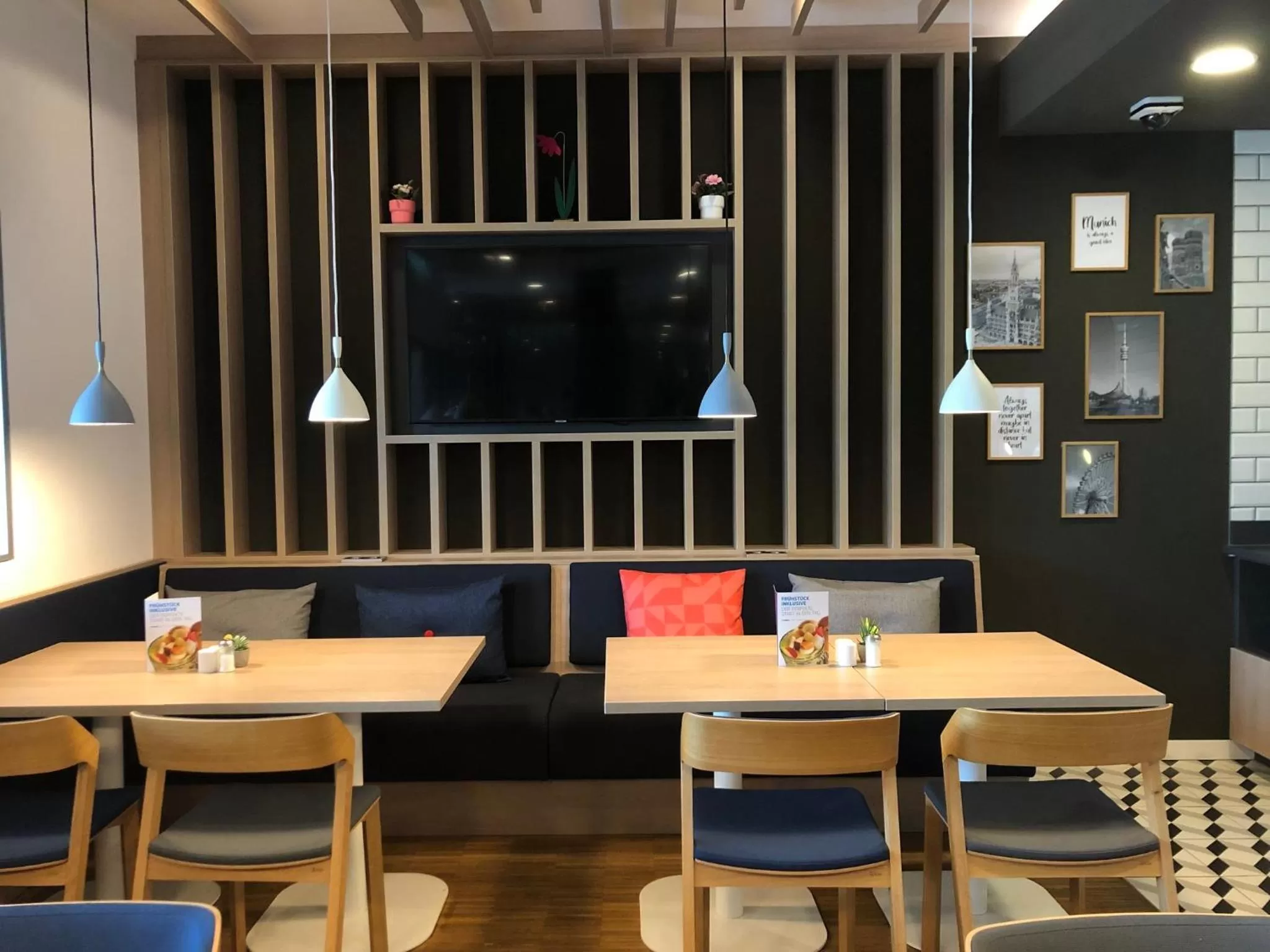 Restaurant/places to eat in Holiday Inn Express Munich - Olympiapark by IHG