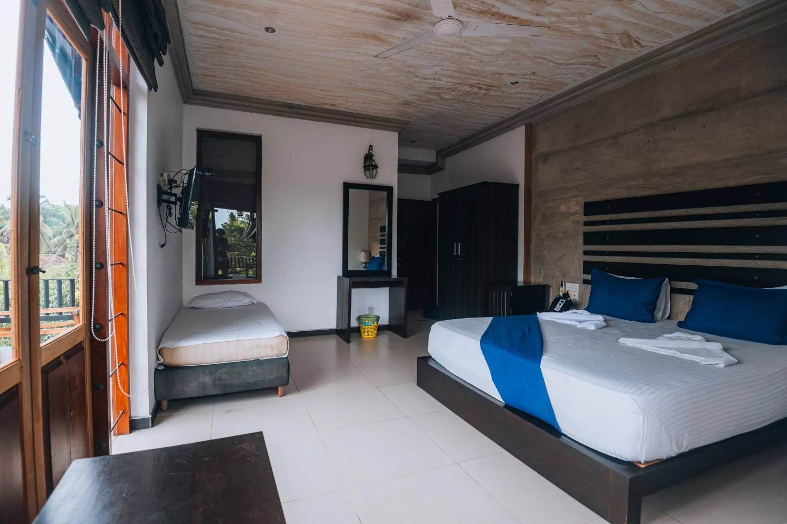 Photo of the whole room, Bed in Summer Side