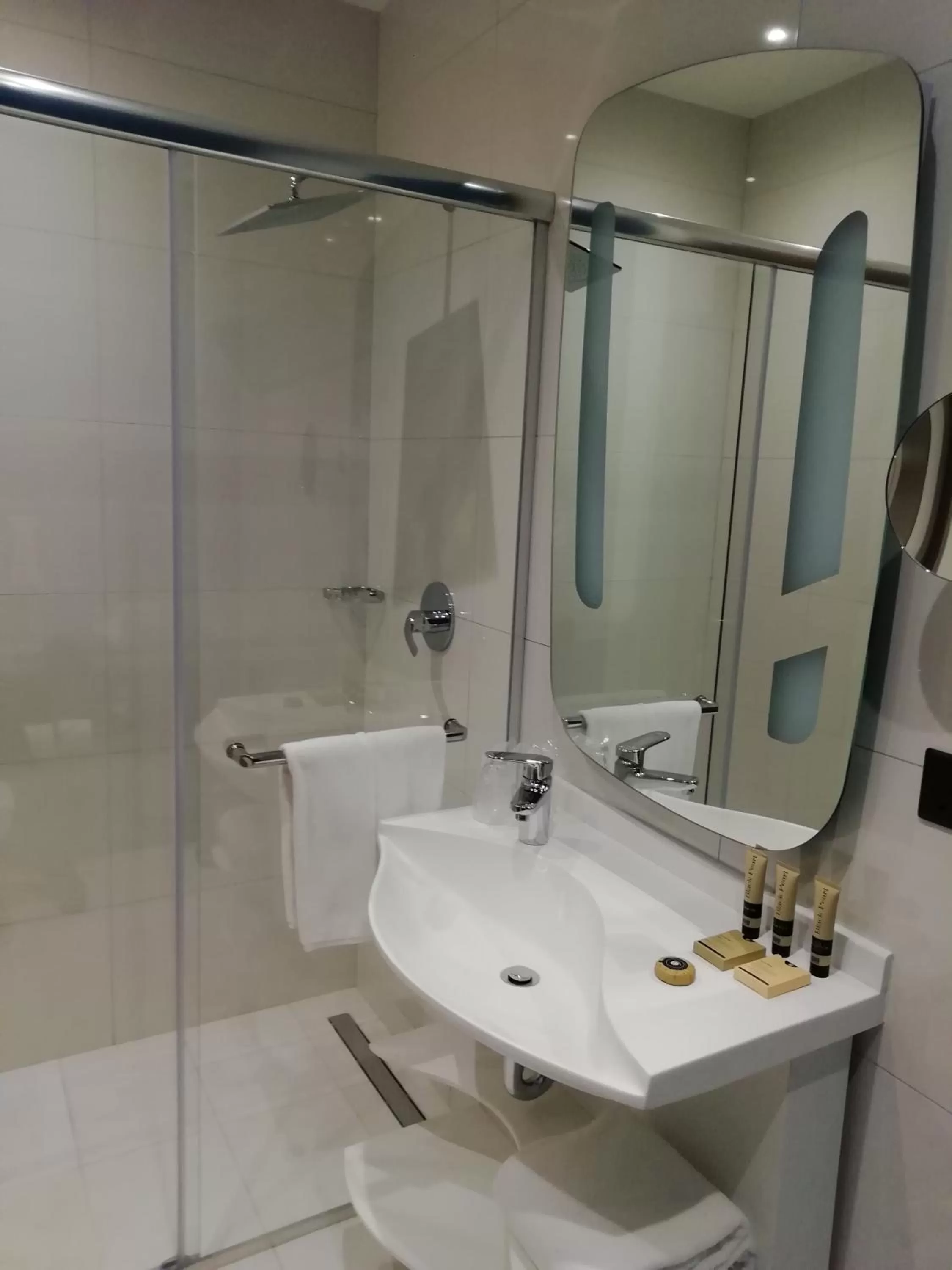 Bathroom in Adagio Aparthotel Jeddah Malik Road