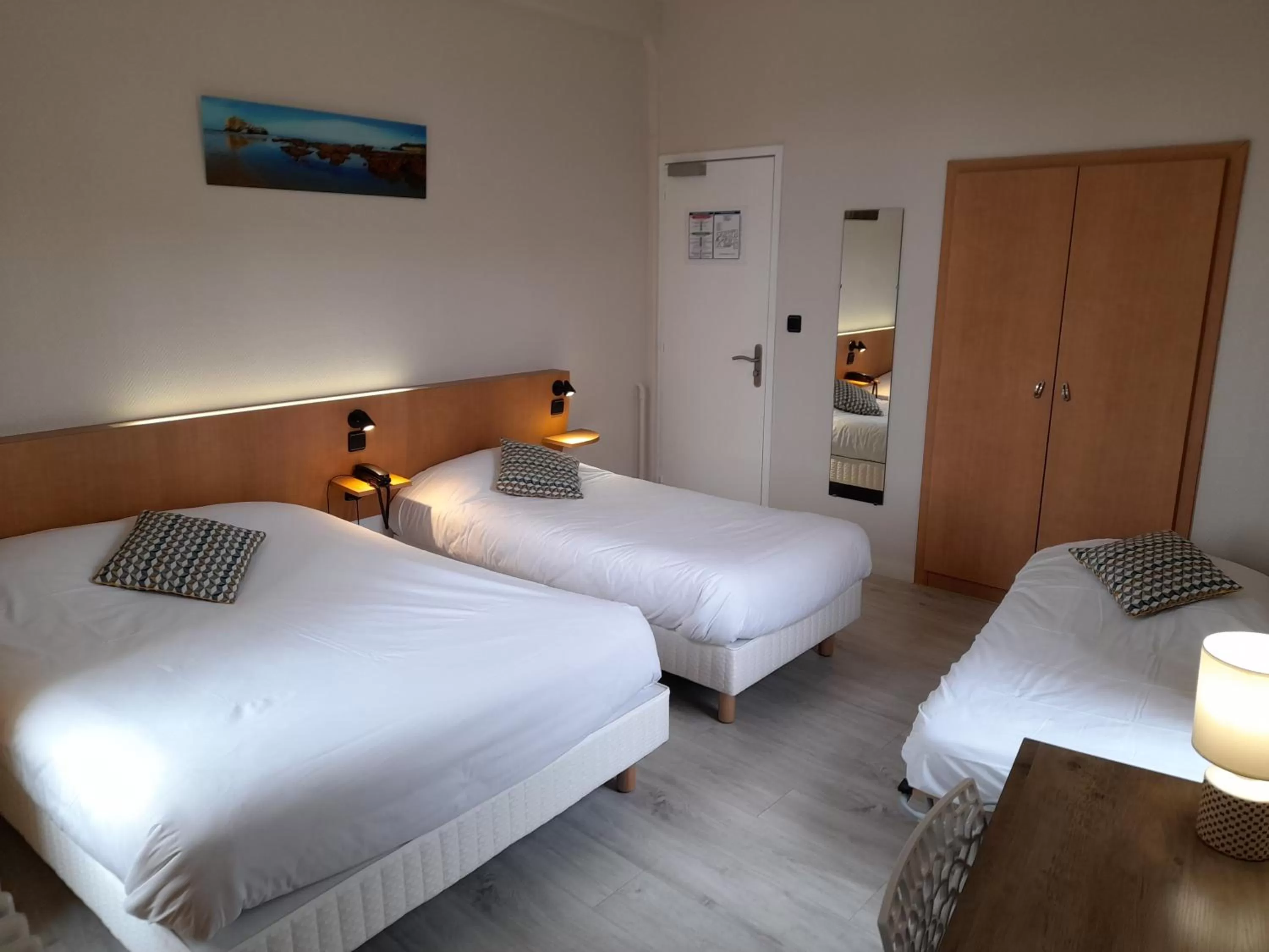 Bed in Contact Hotel de France