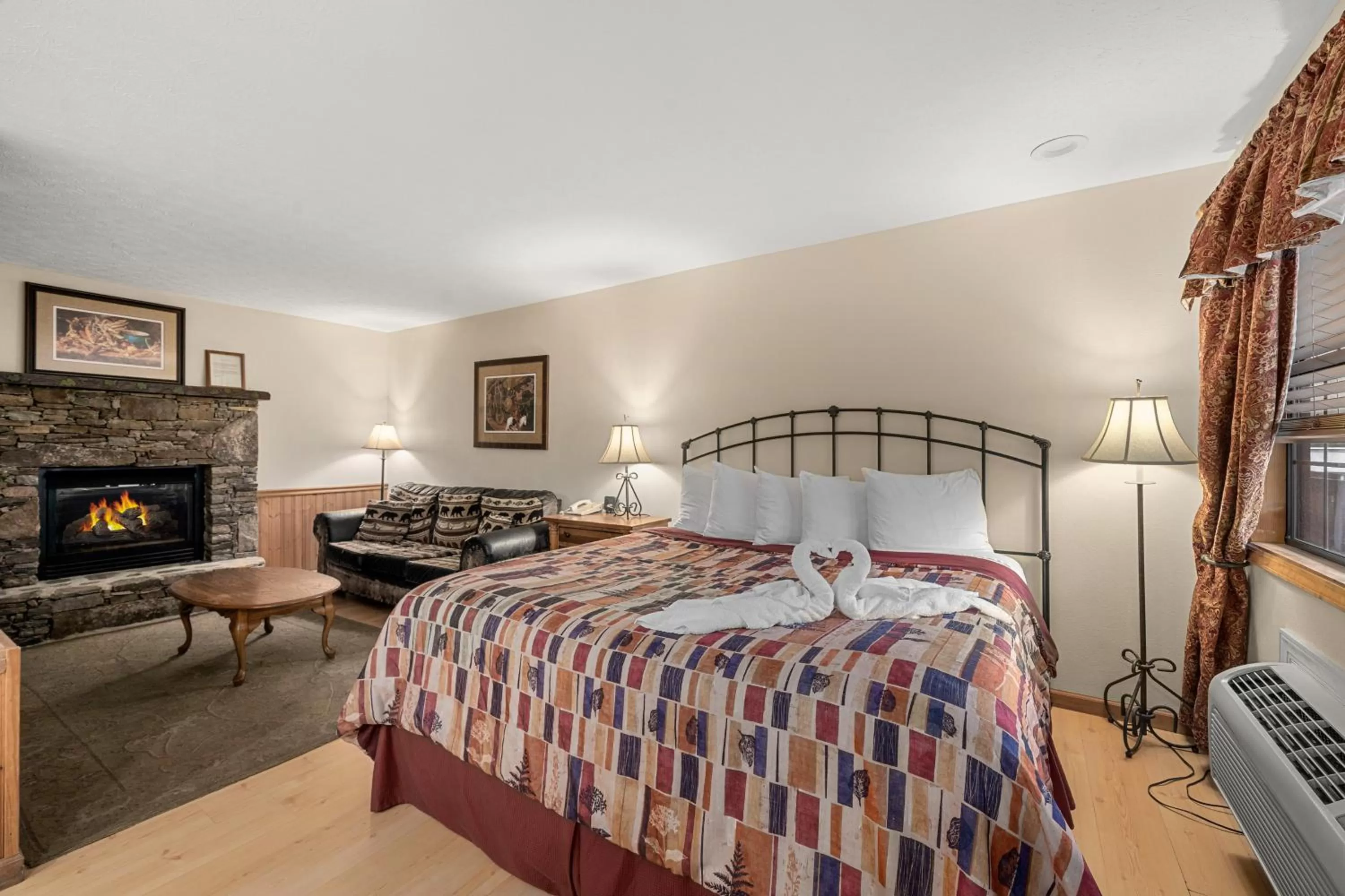 Bed in Jonathan Creek Inn and Villas