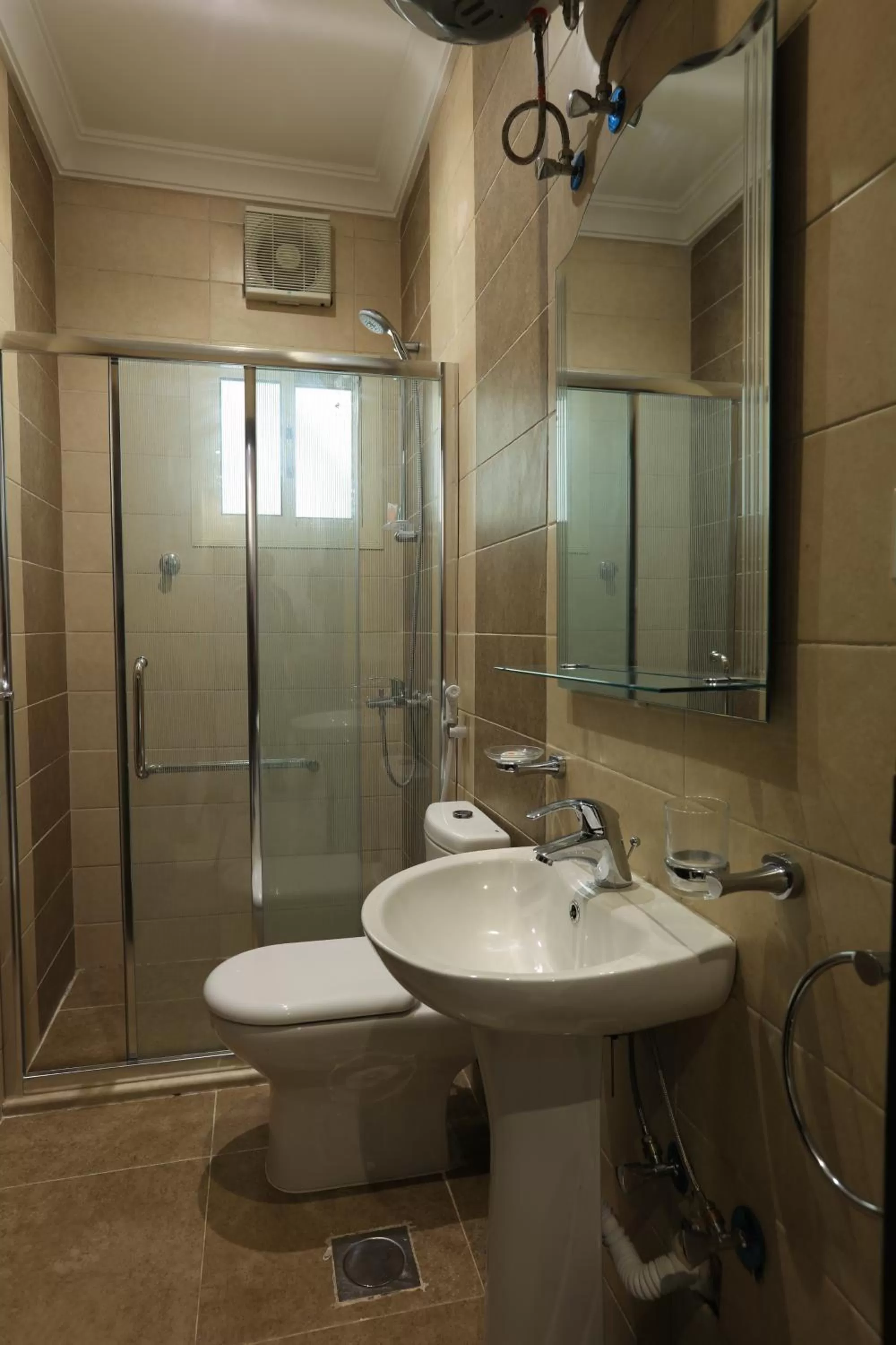 Shower, Bathroom in Al Itqan Apart-hotel