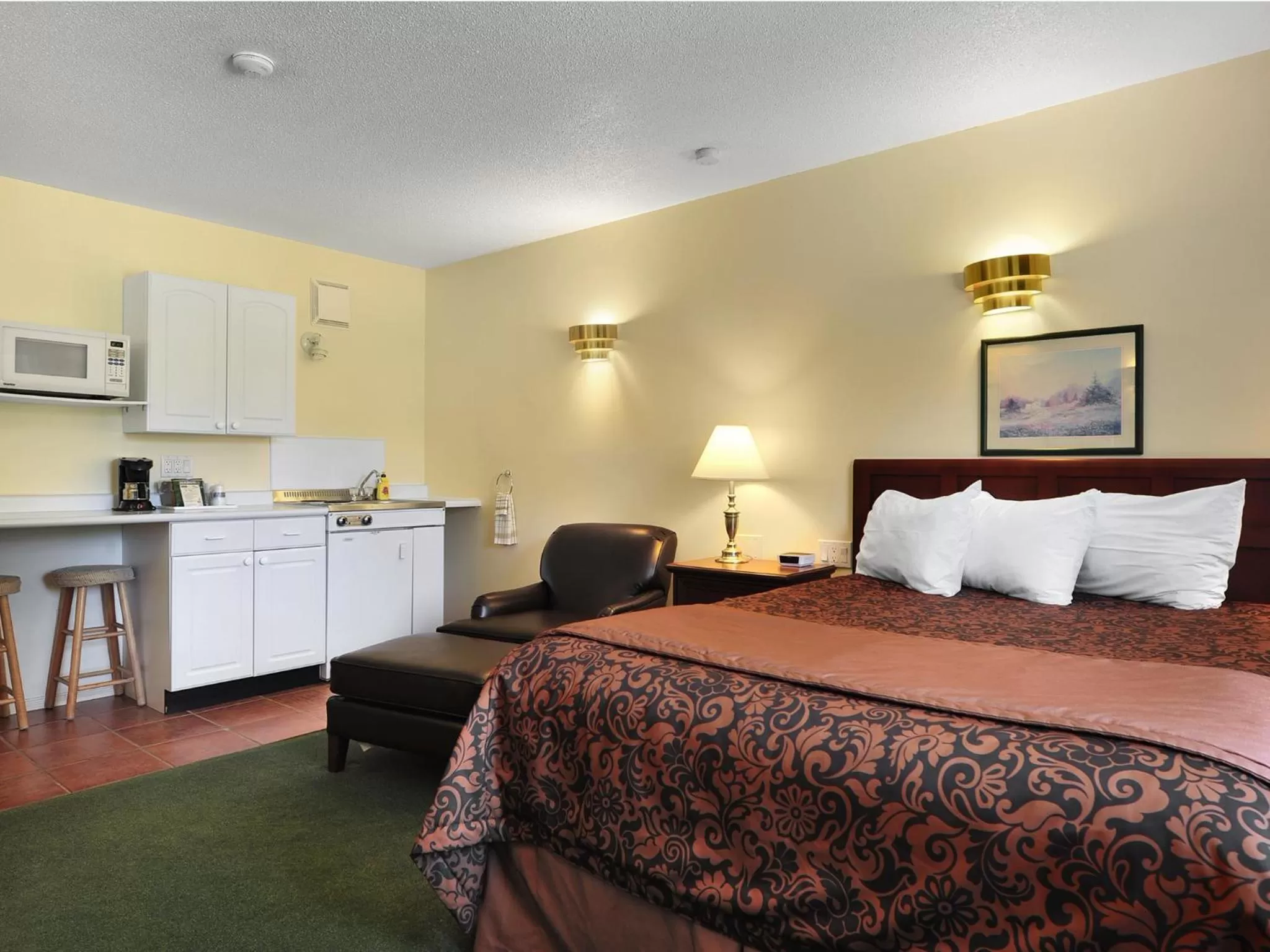 Queen Studio - Non-Smoking in Travelodge by Wyndham Simcoe