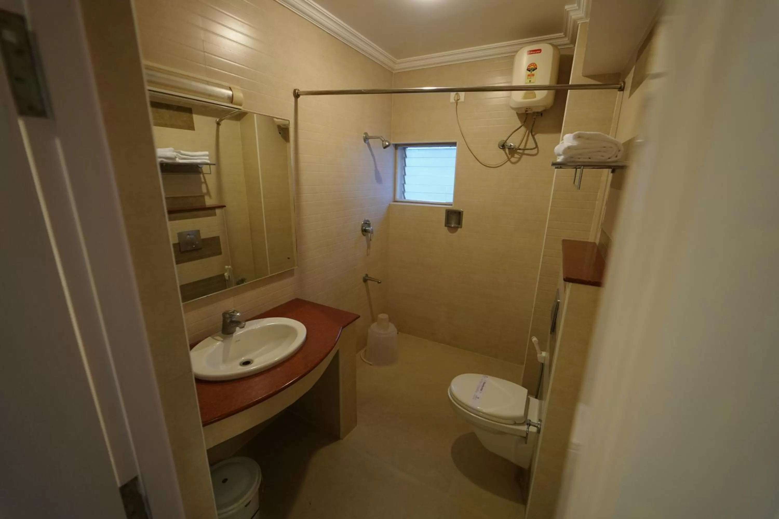 Shower in Hotel Palmyra Grand Inn