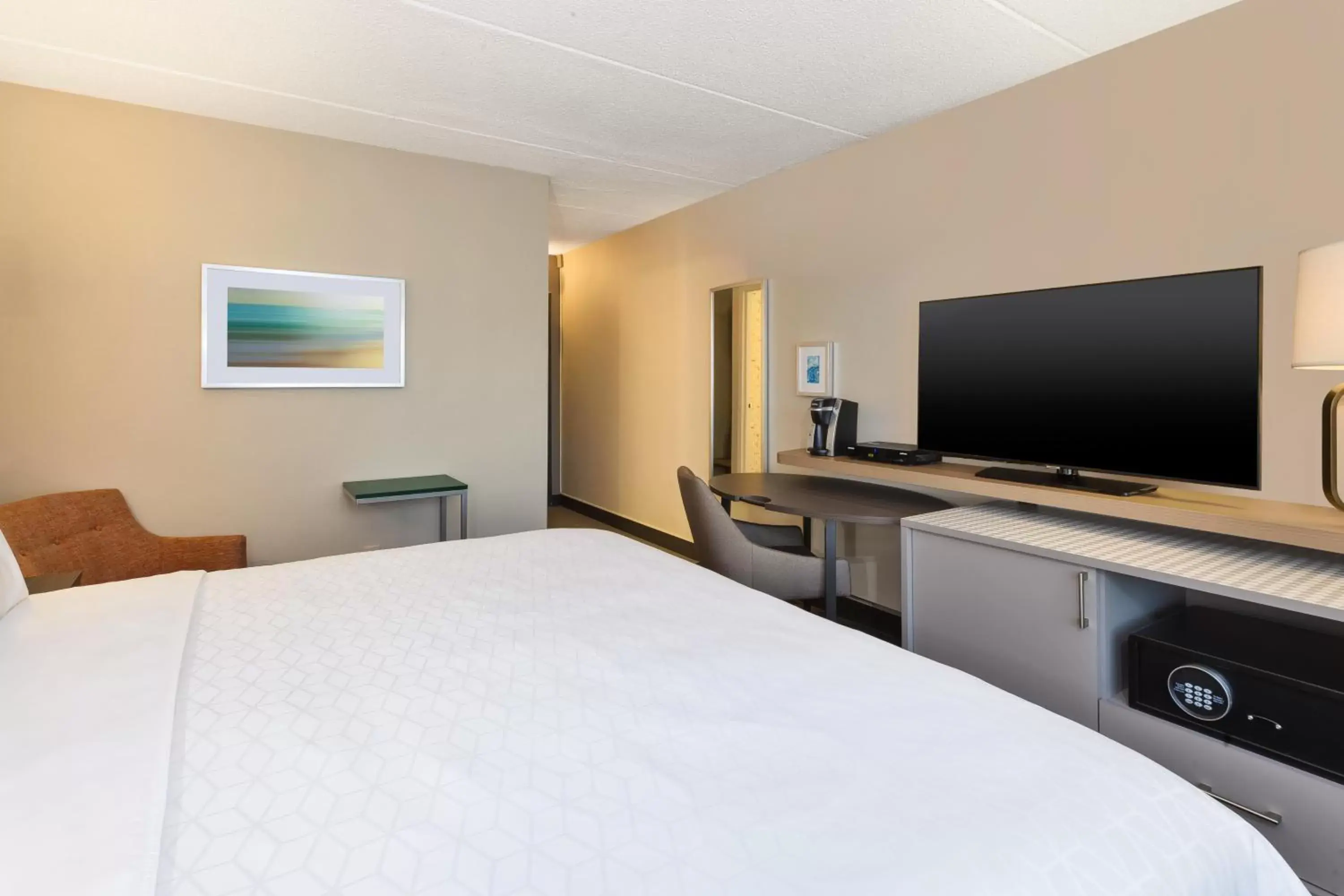 Standard King Room in Holiday Inn Westbury-Long Island by IHG Standard King Room in Holiday Inn Westbury-Long Island by IHG